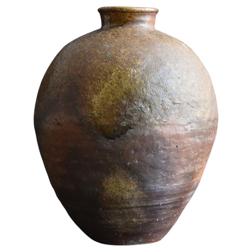 Japanese antique pottery large Jar/1400s/color gradation by kiln firing/Shigarak For Sale