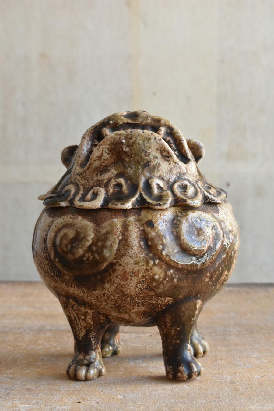 18th Century and Earlier Japanese antique pottery lion-shaped incense burner / 17th - 18th century / Edo 