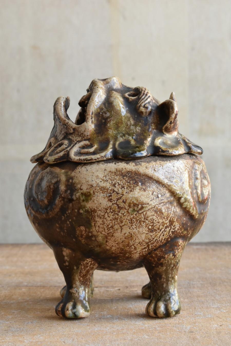 XVIIIe siècle et antérieur brûleur d'encens en forme de lion en poterie japonaise ancienne / 17e - 18e siècle / Edo 