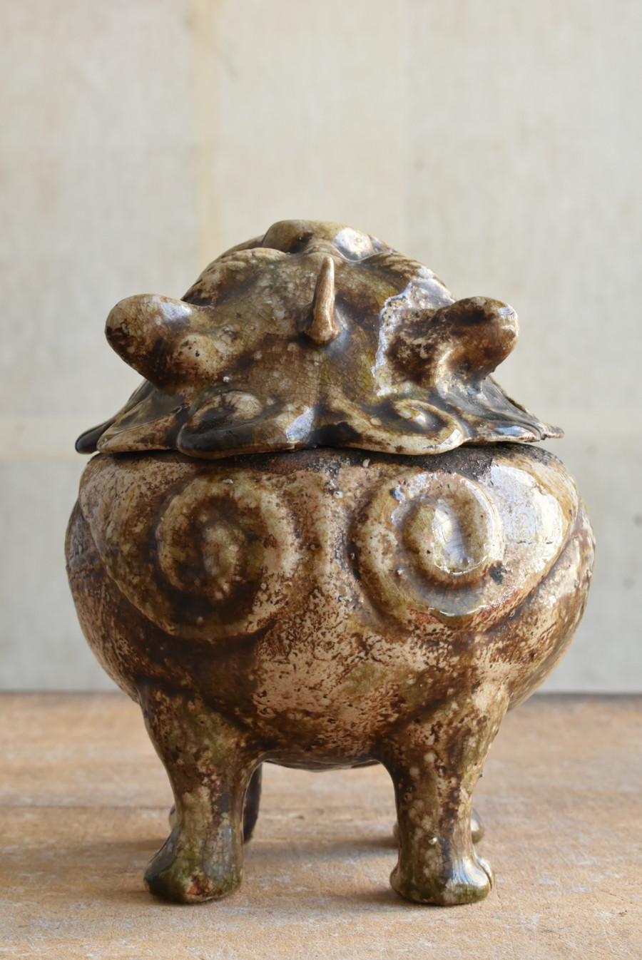 Japanese antique pottery lion-shaped incense burner / 17th - 18th century / Edo  1