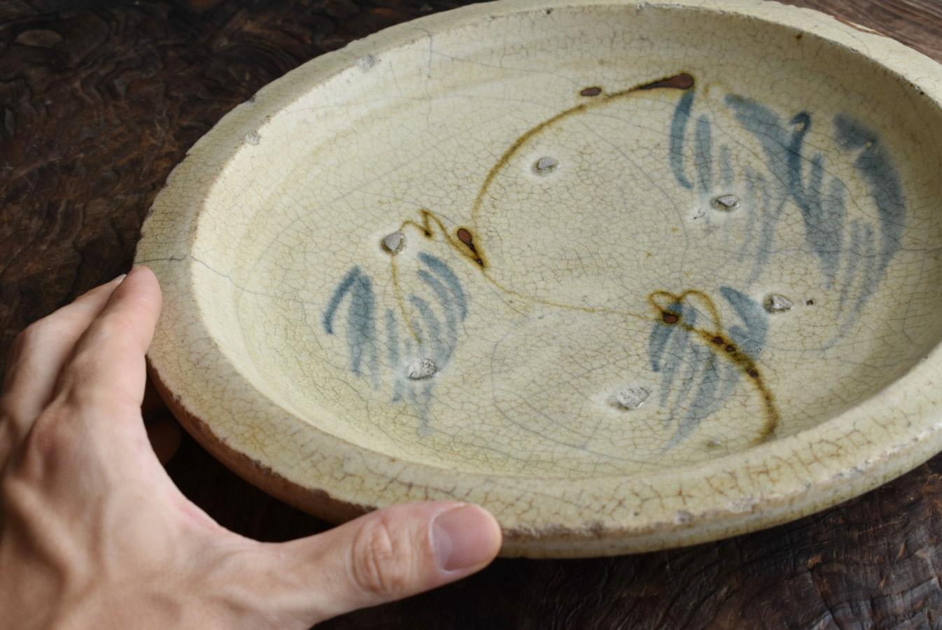 This is a plate made in the middle to late Edo period (1700-1850) in Japan.

It is a plate baked in Seto, and is called 