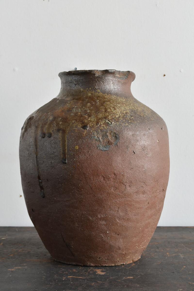 Hand-Crafted Japanese Antique Pottery Pot / 16th Century / Vase with Beautiful Natural Glaze