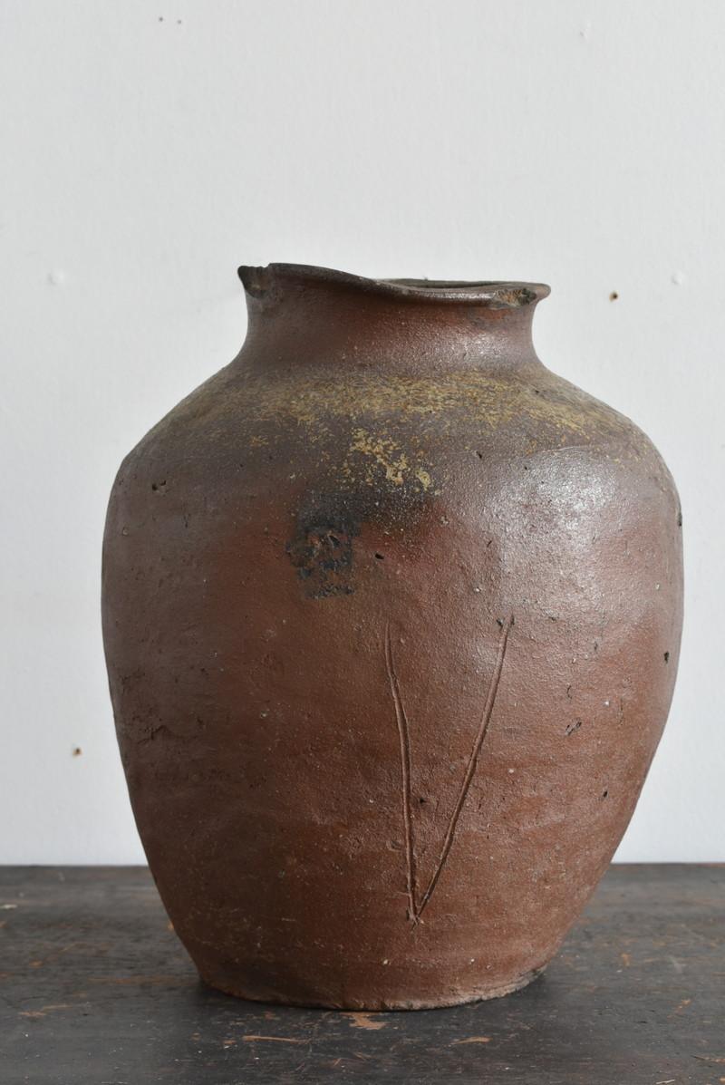 Japanese Antique Pottery Pot / 16th Century / Vase with Beautiful Natural Glaze In Good Condition In Sammu-shi, Chiba