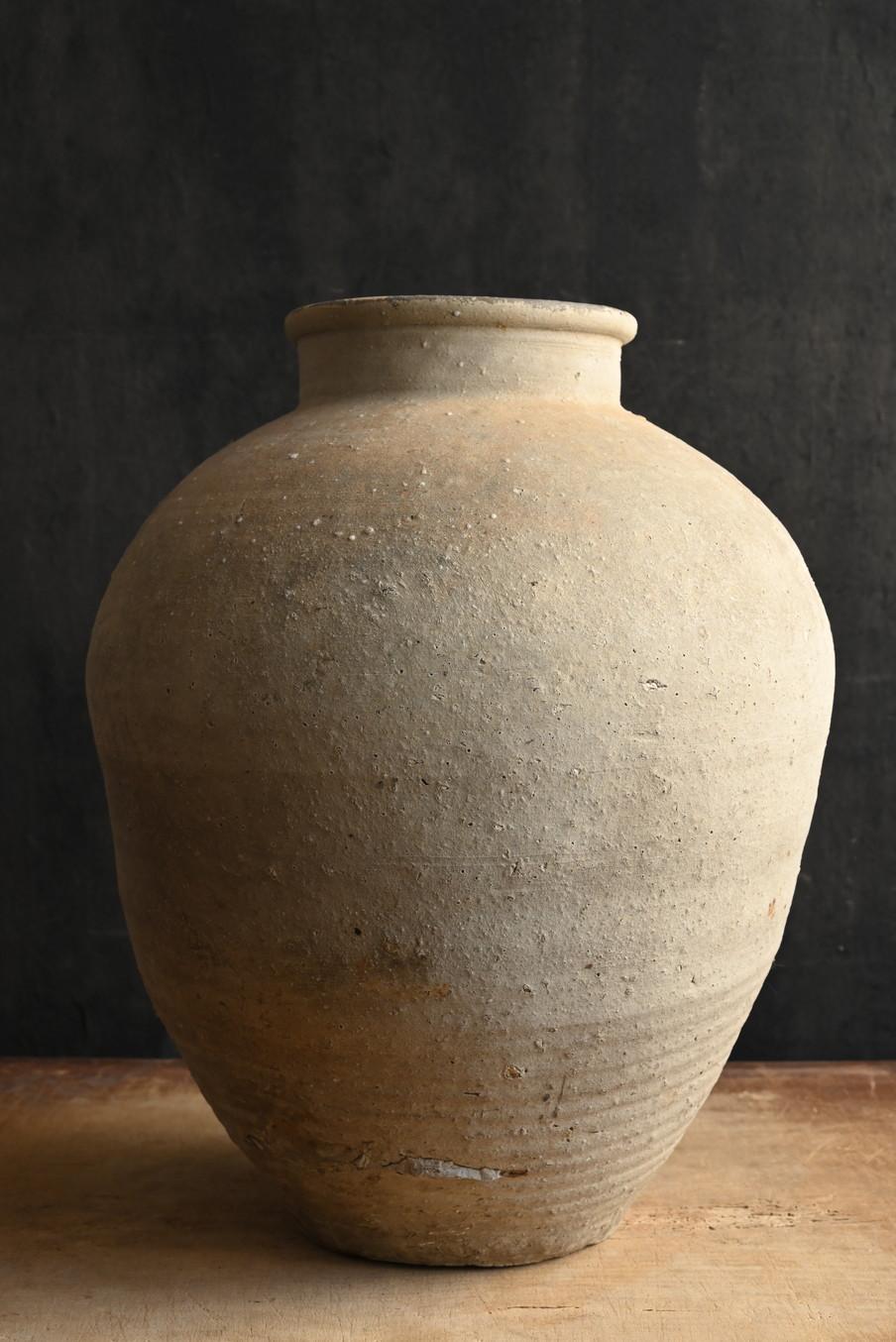 Questo è un pezzo di ceramica Shigaraki ware, realizzato nella prefettura di Shiga, in Giappone. La ceramica Shigaraki proviene dalla regione di Shigaraki e risale all'VIII secolo. È una delle sei antiche fornaci del Giappone che sono ancora attive