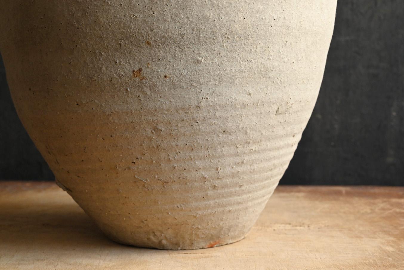 Fino al XVIII secolo Ceramica antica giapponese, raro vaso Shigaraki ware/ Vaso bianco grigiastro Whiting in vendita