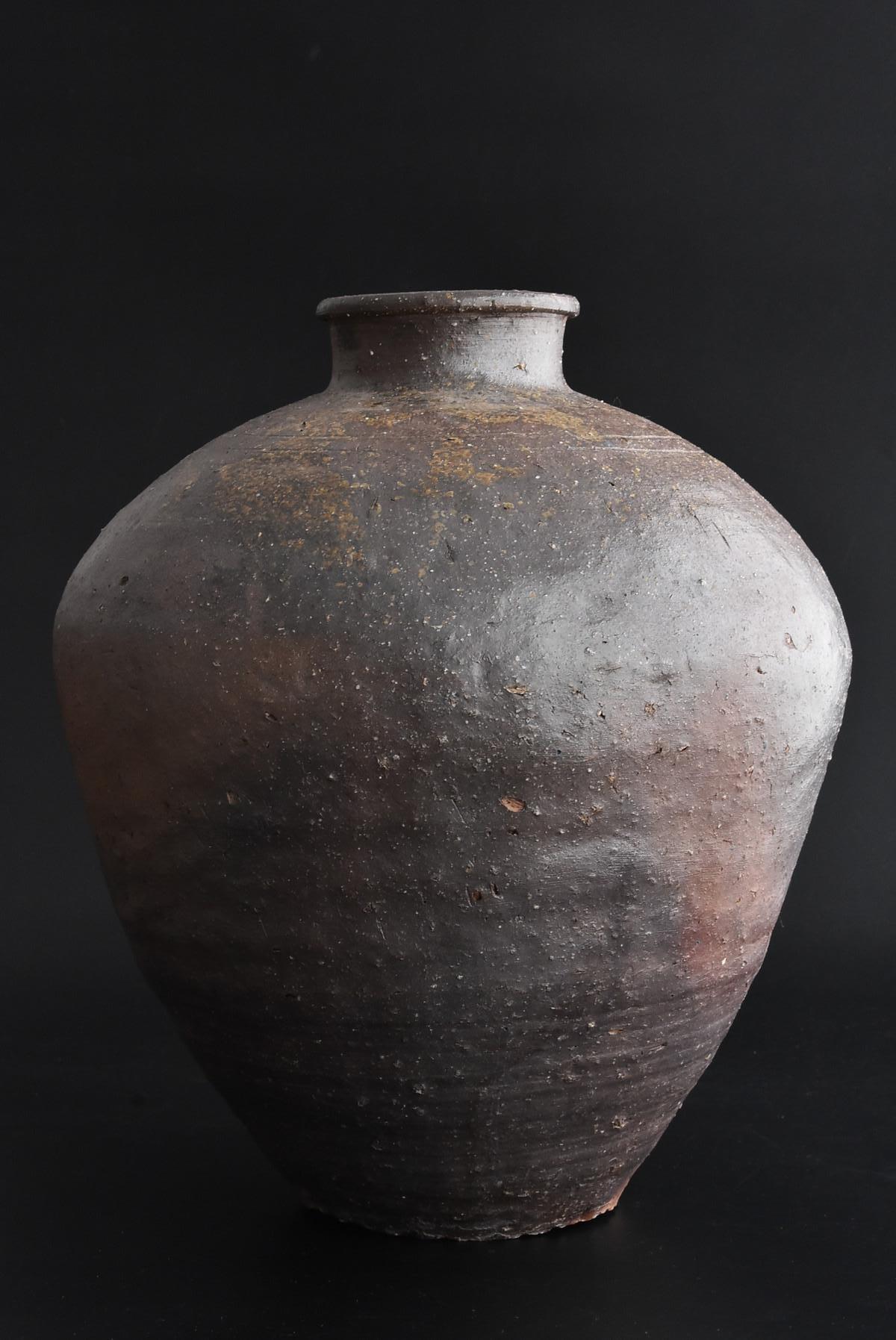 It is a 16th century jar from the Muromachi period to the Momoyama period.
It is 