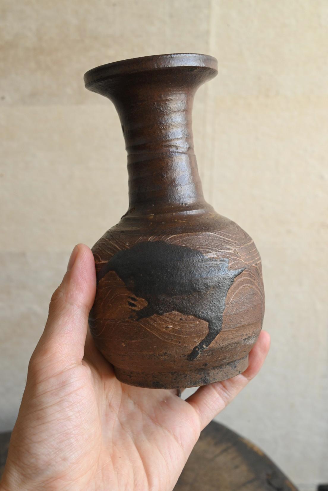 Il s'agit d'une poterie de Takeo Karatsu, dont on pense qu'elle a été cuite pendant la période Edo (entre le 17e et le 19e siècle).
Les céramiques de Karatsu sont des céramiques japonaises traditionnelles fabriquées dans la région de Karatsu, dans