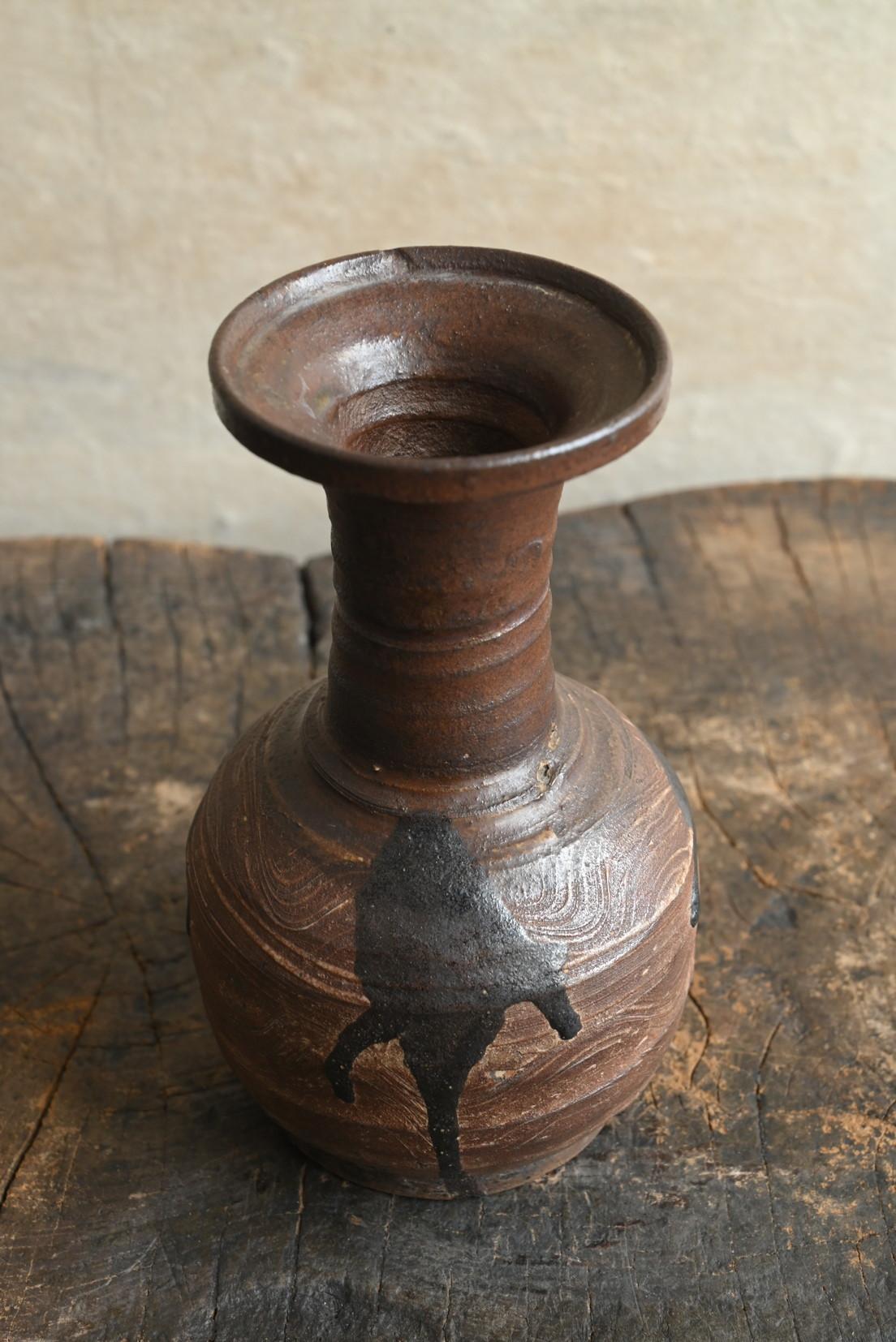 Poteries Petit vase en poterie ancienne japonaise / Karatsu ware / Période Edo / Région de Kyushu en vente