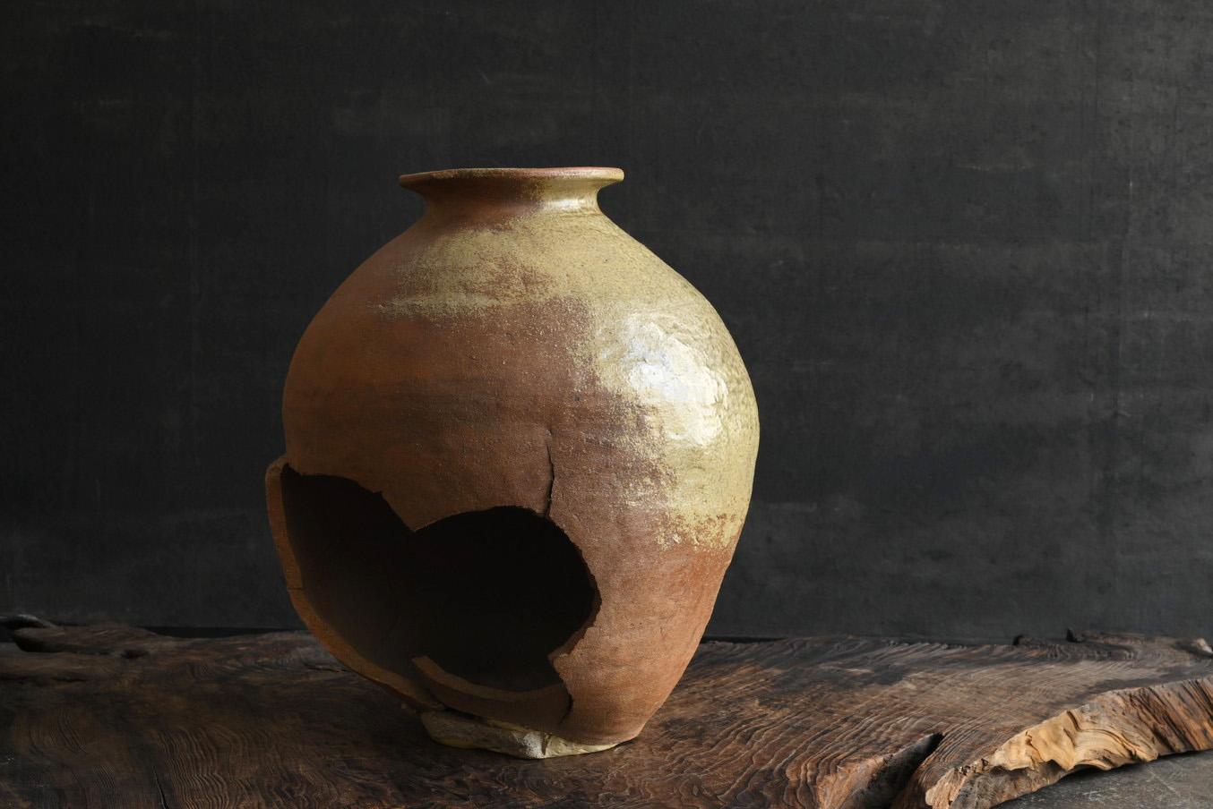 J'aimerais vous présenter des poteries anciennes japonaises rares et intéressantes.
C'est ce qu'on appelle au Japon le 