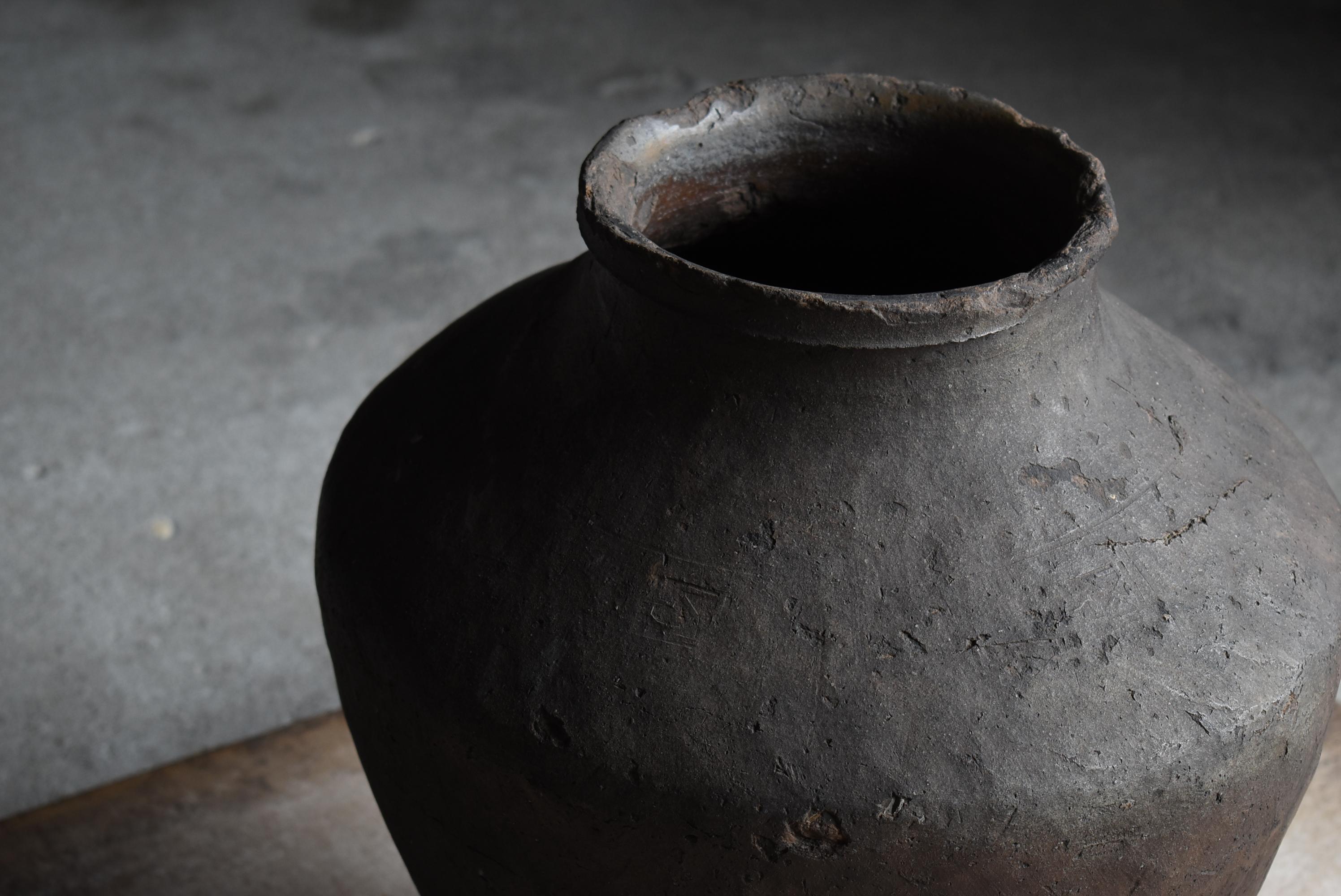 Japanische antike japanische Keramikvase 1185er-1333er / Tsubo Wabisabi (Unglasiert)