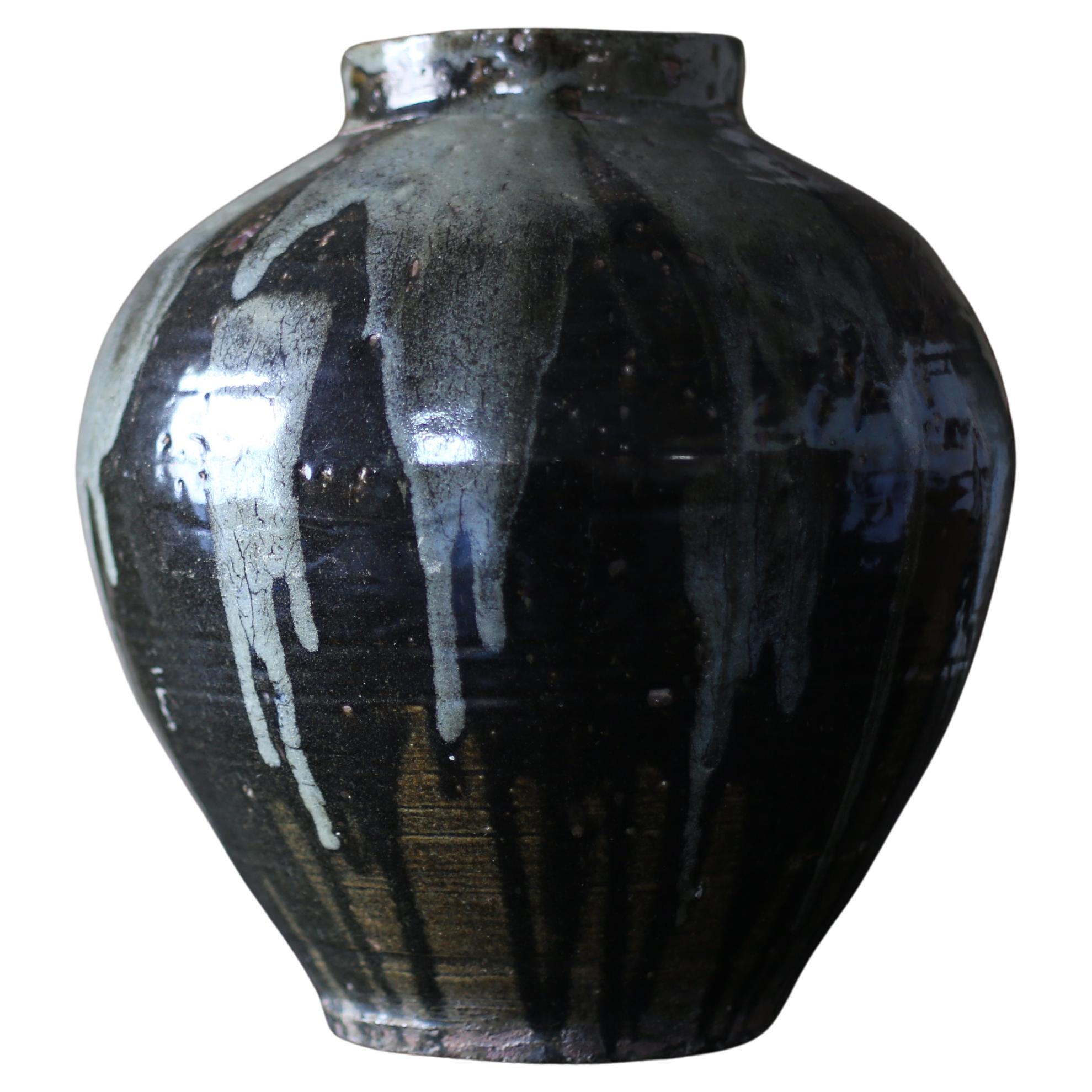 Diese Keramikvase wurde in Kasama, Japan, hergestellt. Kasama ist ein traditionelles und berühmtes Gebiet für die Herstellung von Töpferwaren.

Es ist eine sehr alte Vase.

Sie hat eine sehr schöne hellblaue Glasur und bietet eine wunderbare