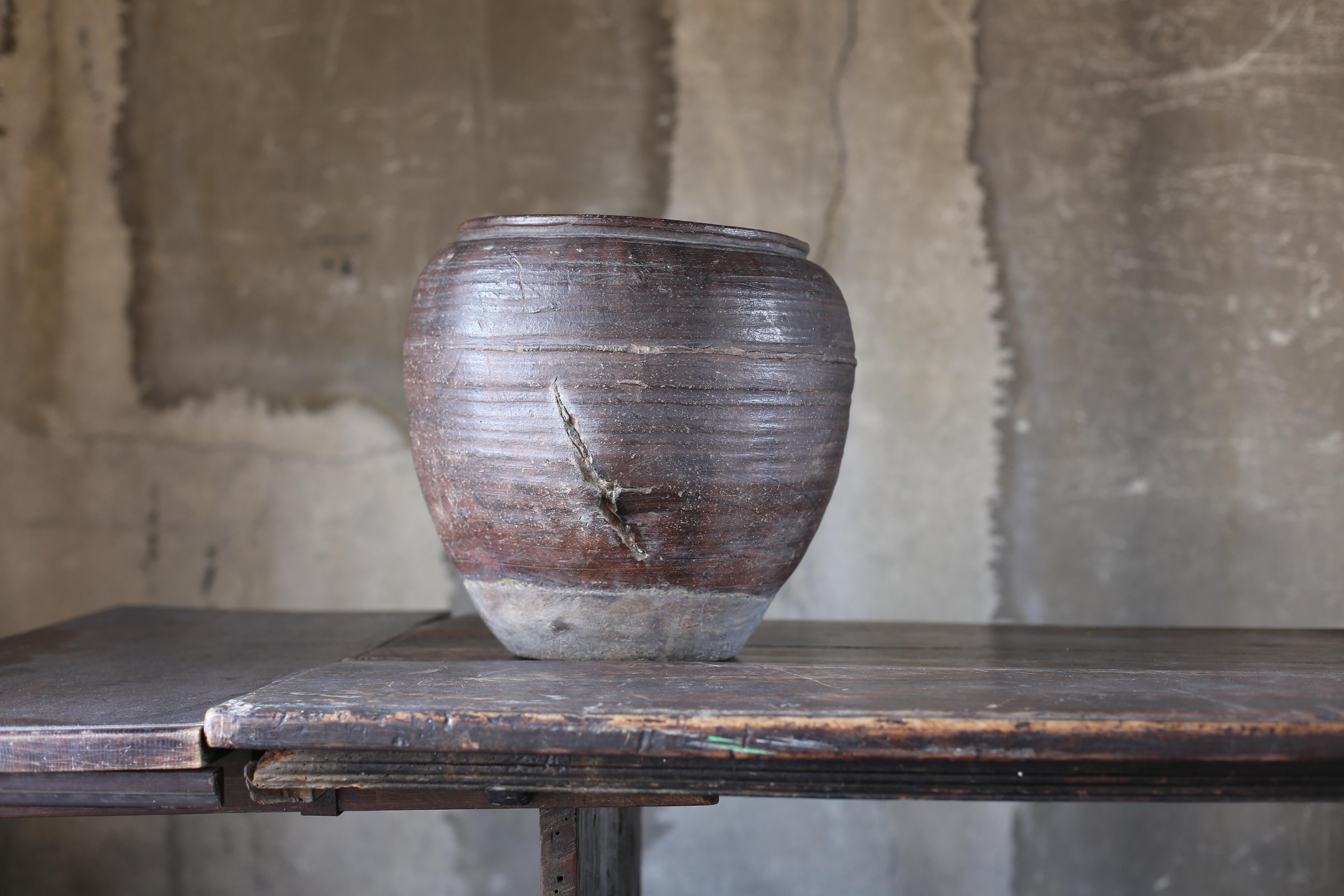 Japanese Antique Pottery with Beautiful Ripped in the Edo Period/Tsubo Wabisabi For Sale 7