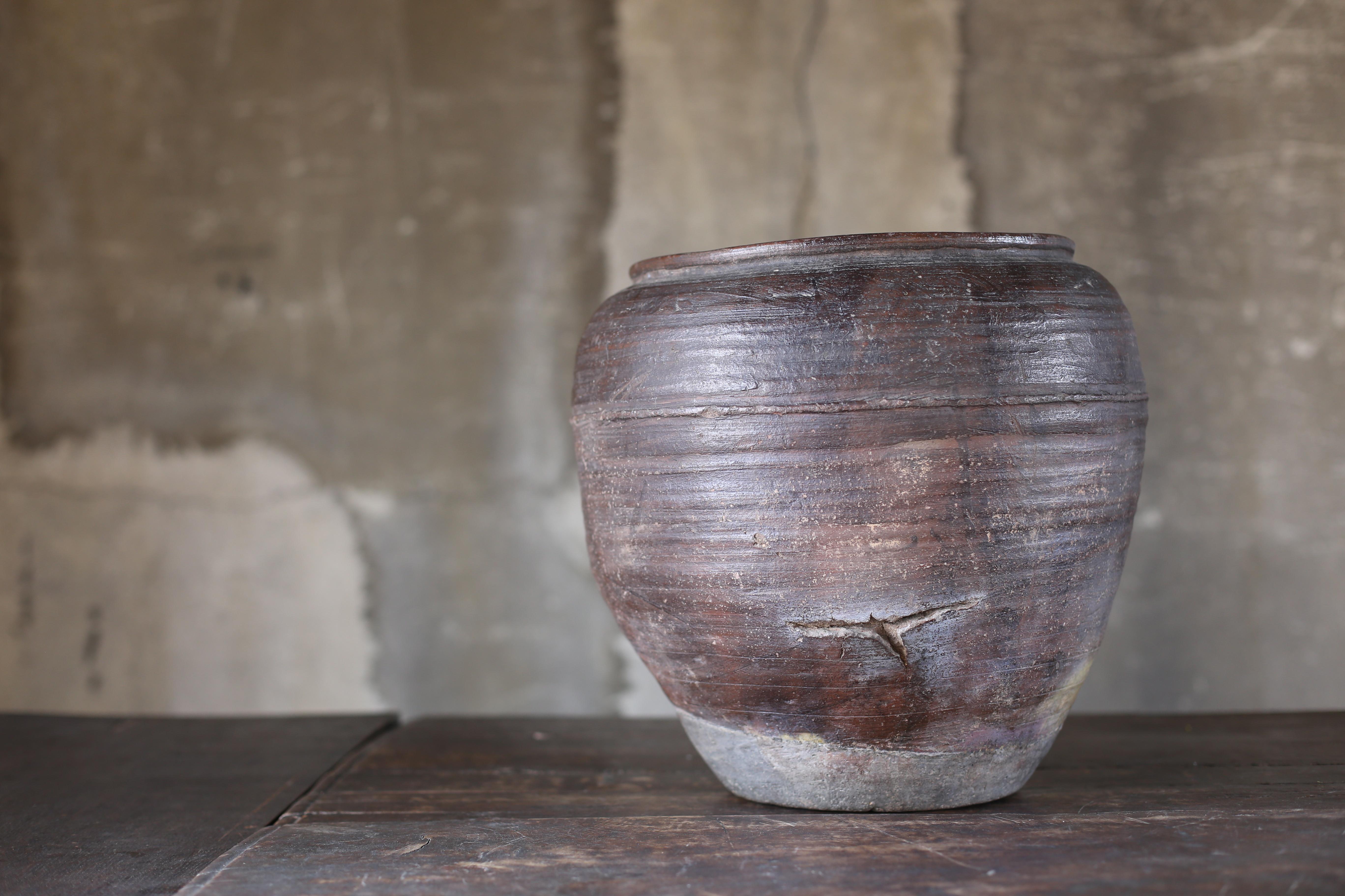 Japanese Antique Pottery with Beautiful Ripped in the Edo Period/Tsubo Wabisabi In Good Condition For Sale In Sammu-shi, Chiba