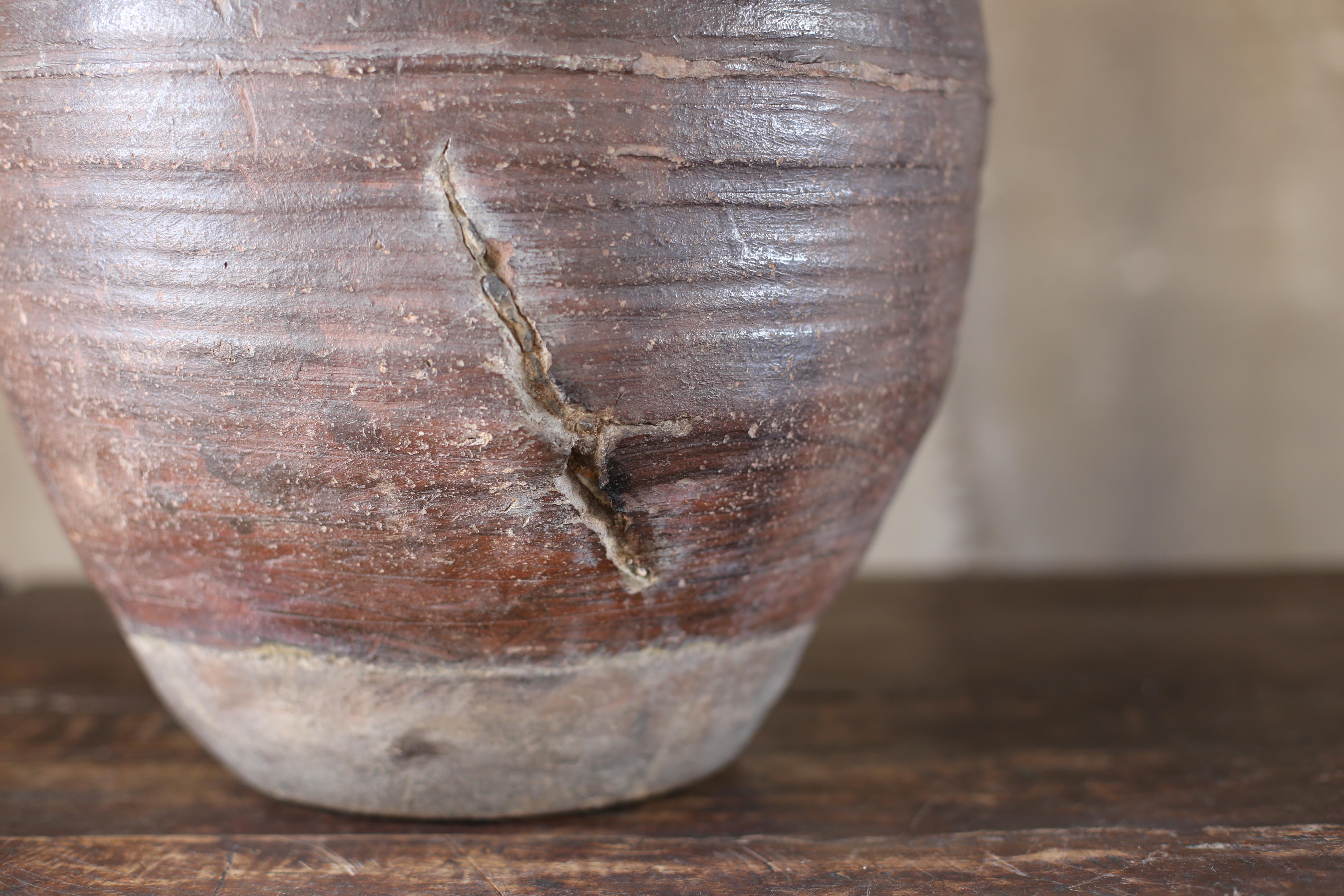 Japanese Antique Pottery with Beautiful Ripped in the Edo Period/Tsubo Wabisabi For Sale 2