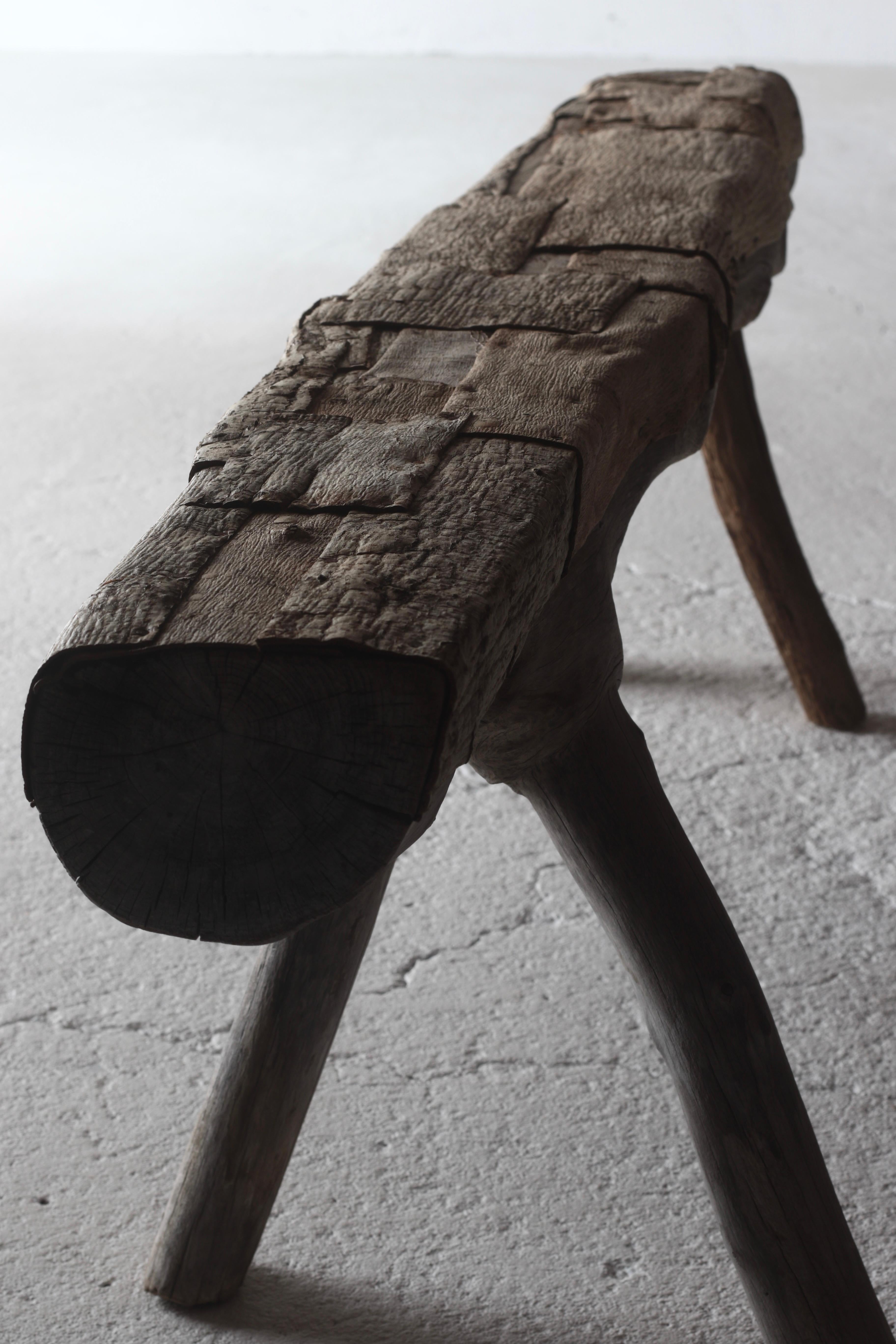 This is an old Japanese wooden bench.

It is made of cypress wood.

Walnut bark is pasted on the seat surface and a design is added.

It is a simple and natural style that has changed to gray wood due to aging.

I added a new one because my legs
