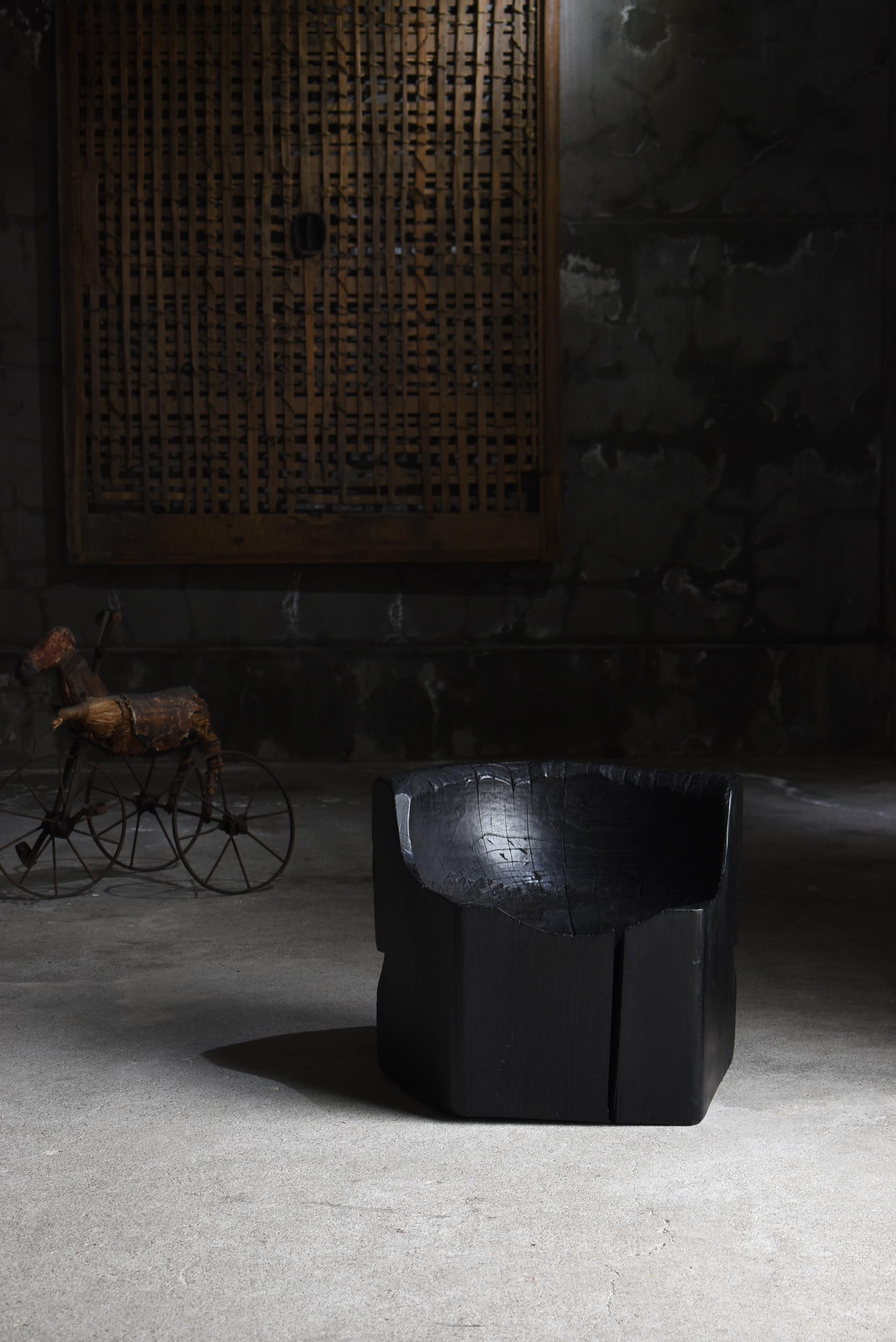 Il s'agit d'une très ancienne chaise primitive fabriquée au Japon.
Le mobilier date de la période Meiji (1860-1900).
Le matériau utilisé est le zelkova.

Il est sculpté dans un seul grand arbre de zelkova.
Il dégage une impression de dynamisme et de
