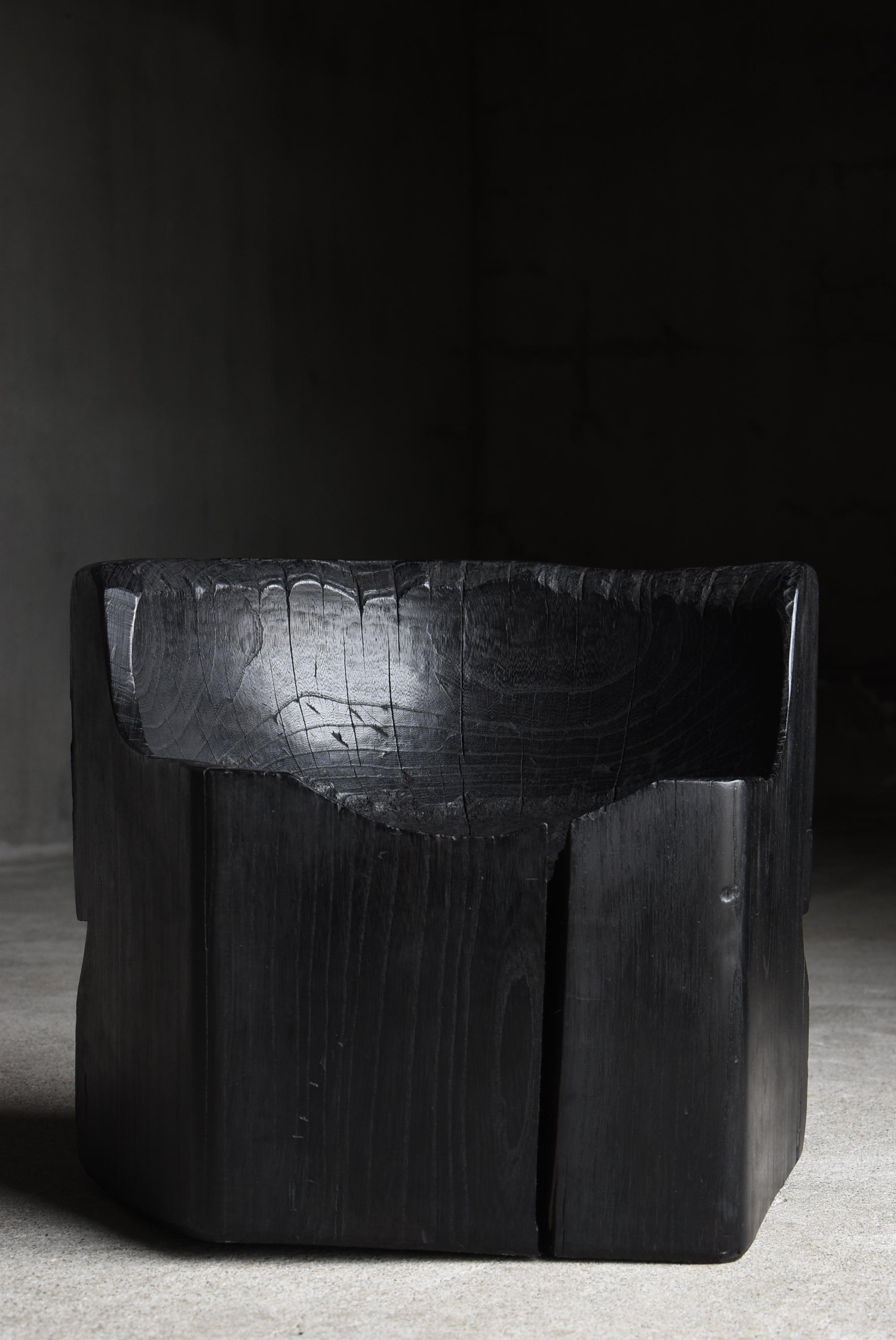 Bois Chaise noire primitive japonaise ancienne 1860s-1900s/assise Wabi Sabi