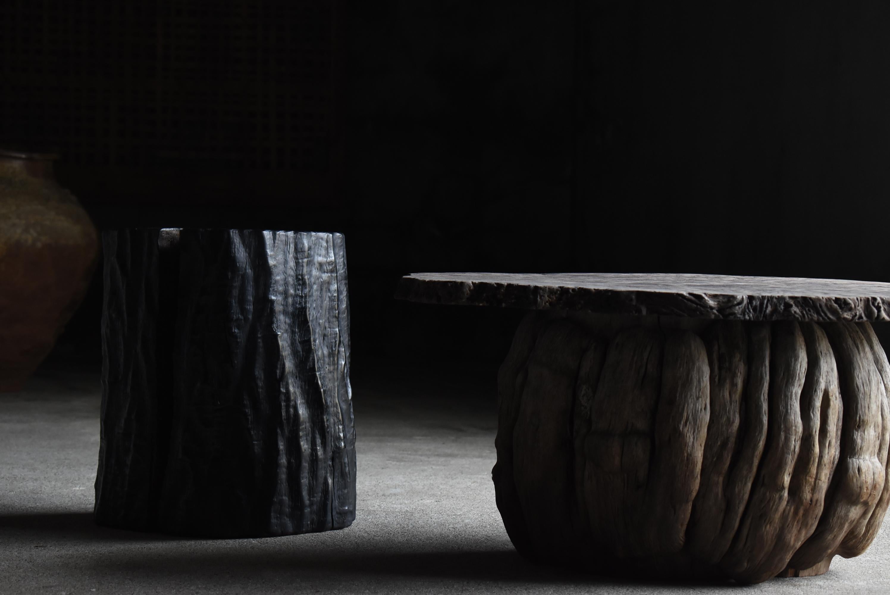 This is a very old Japanese stump stool.
It is from the early Showa period (1900s to 1940s).
It is carved from a large cedar tree.

The cracks in the wood also accentuate the stool, giving it a strong and dynamic impression.
The long passage of time