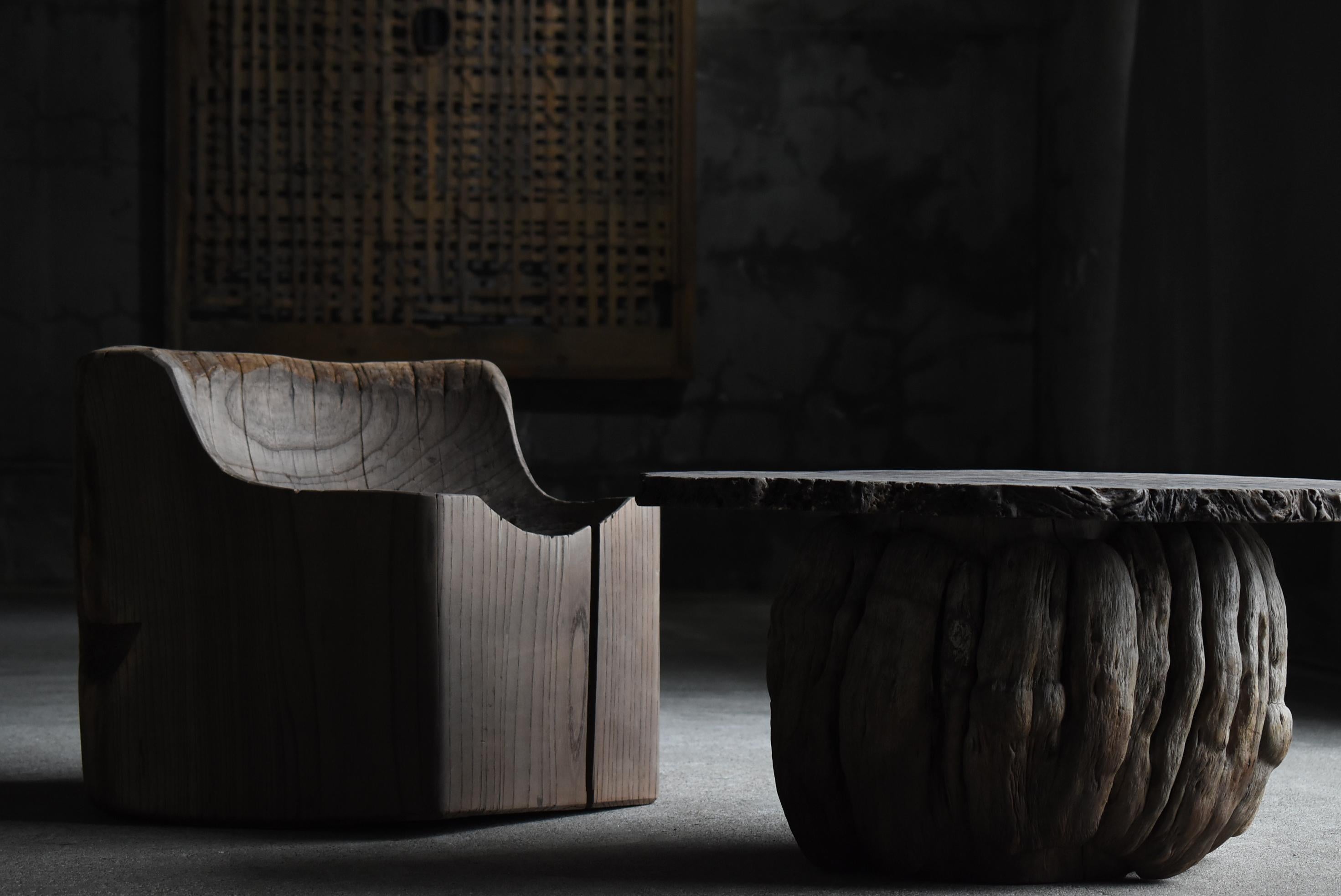 This is a very old primitive chair made in Japan.
It is from the Meiji period (1860s-1900s).
The material is zelkova.

It is carved from a single large zelkova tree.
It is dynamic and massive.
The grayish color and the grain of the zelkova wood are