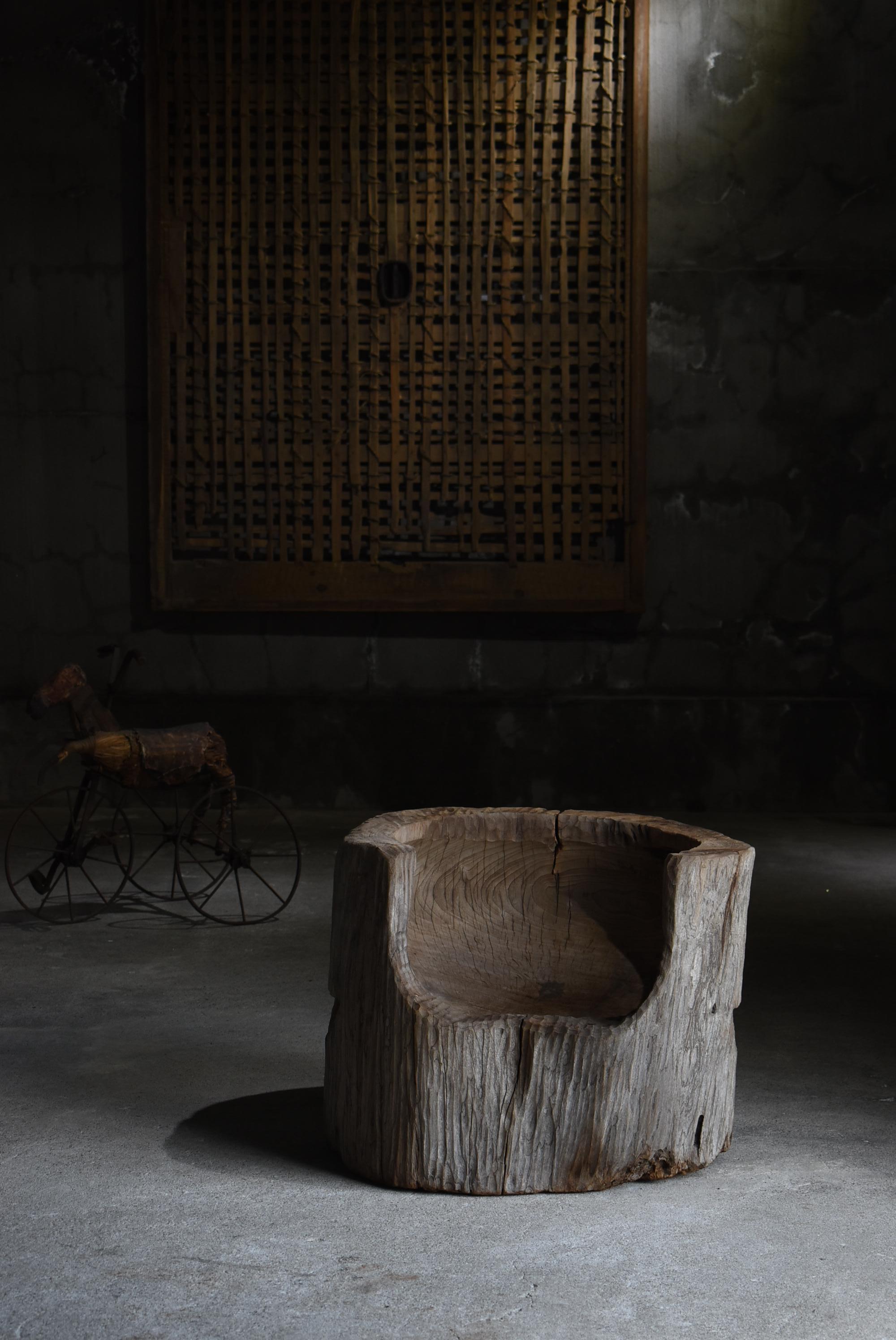 This is a very old primitive style chair.
It was made in the Meiji era.
(1860s to 1900s AD).

The material is zelkova wood.
It is a powerful chair boldly carved out of a large zelkova tree.
The grain of the zelkova wood is distinctive and very