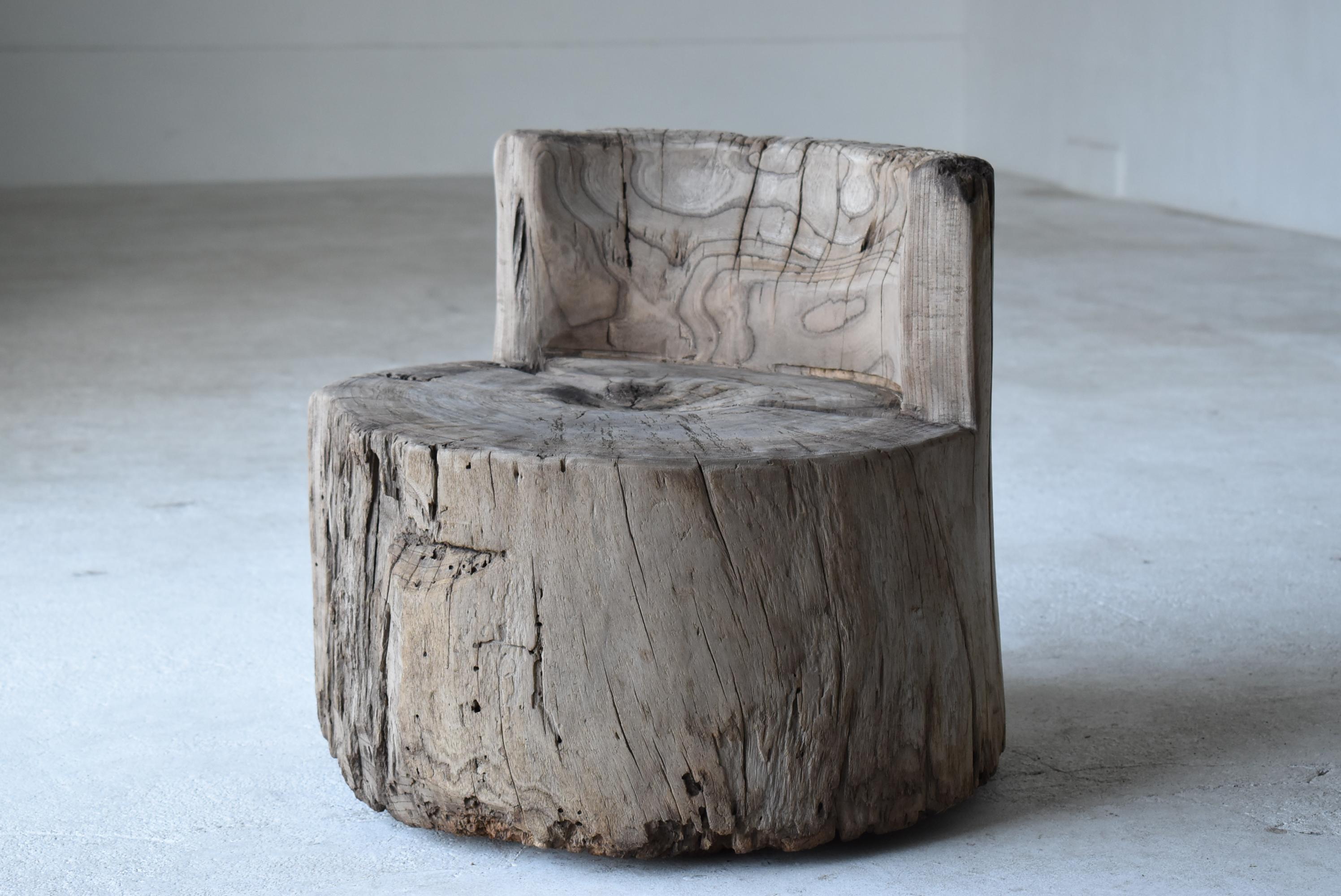 This is an old primitive chair made in Japan.
It is from the Meiji period (1860s-1920s).
The material is zelkova.
It is a very rare item.

It was carved from a large zelkova tree.
It is powerful and the grain is very beautiful.

There are no