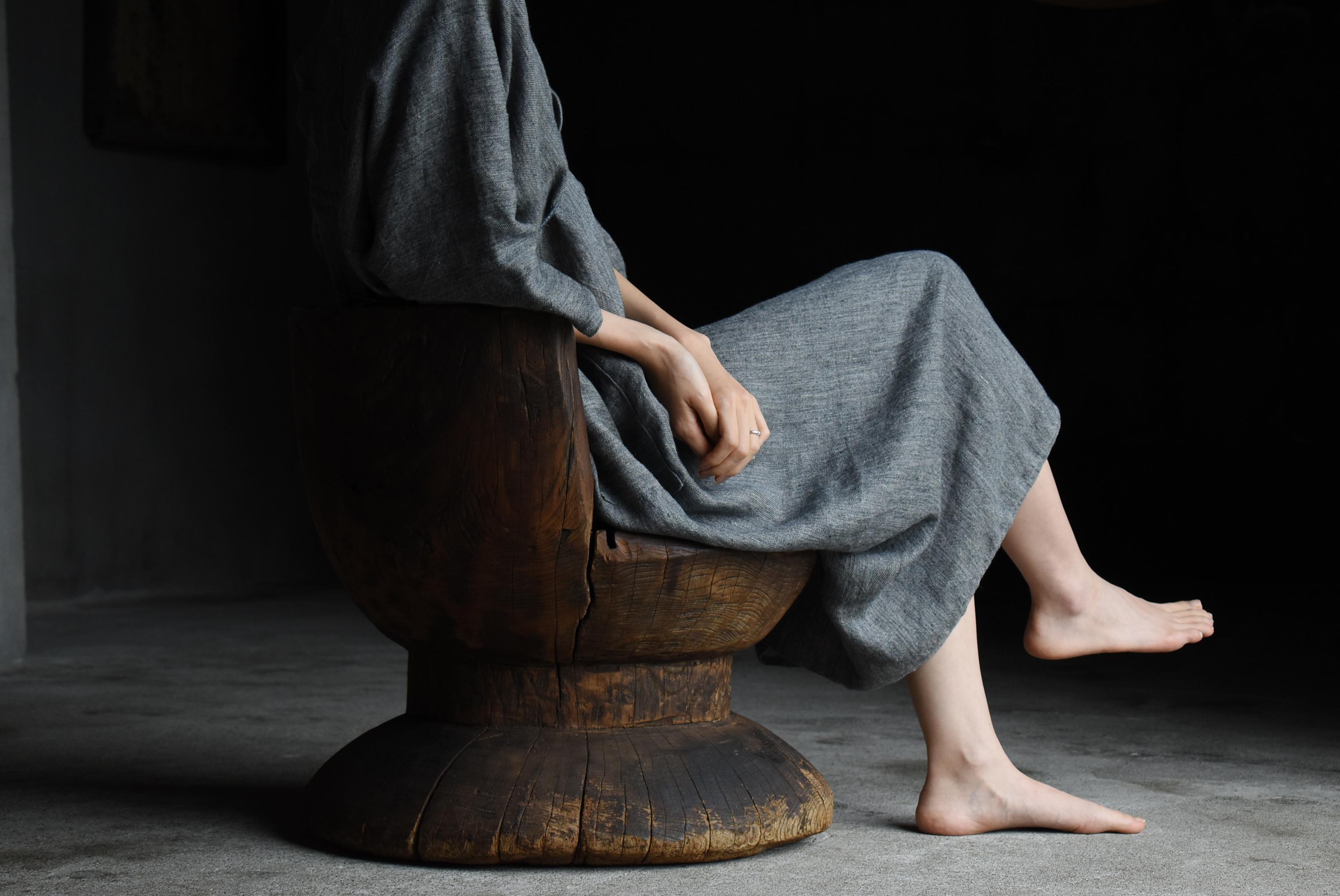Il s'agit d'une ancienne chaise de style primitif fabriquée au Japon.
Utilisé à l'origine comme mortier de battage, c'est une pièce très rare qui a été améliorée et transformée en chaise.
La meule elle-même est estimée dater des périodes Meiji et