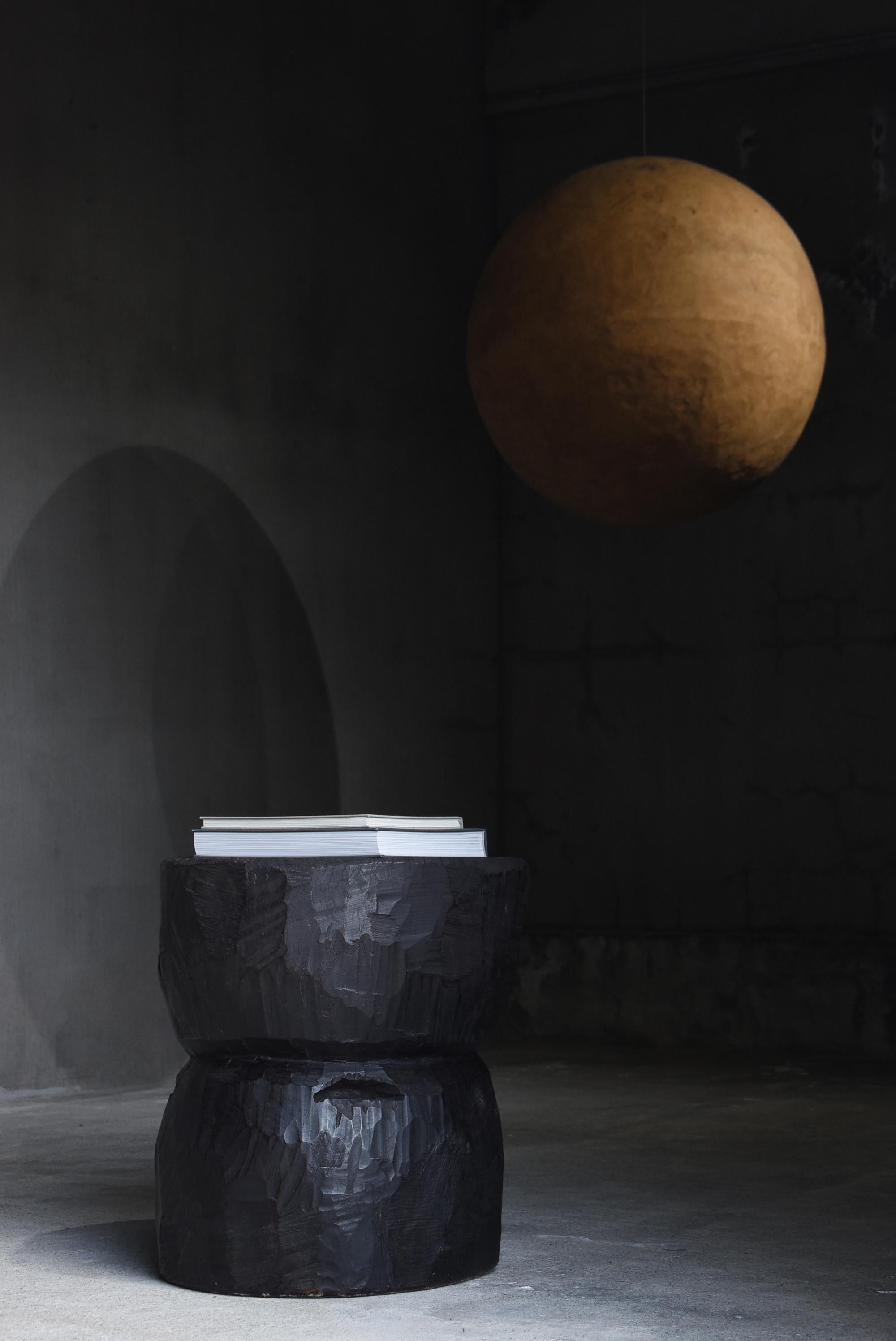 Il s'agit d'une table basse japonaise ancienne de style primitif.
On pense qu'il a été fabriqué pendant la période Meiji (1860-1900) et, même après plus d'un siècle, il conserve une présence forte, presque vivante, qui est profondément fascinante.