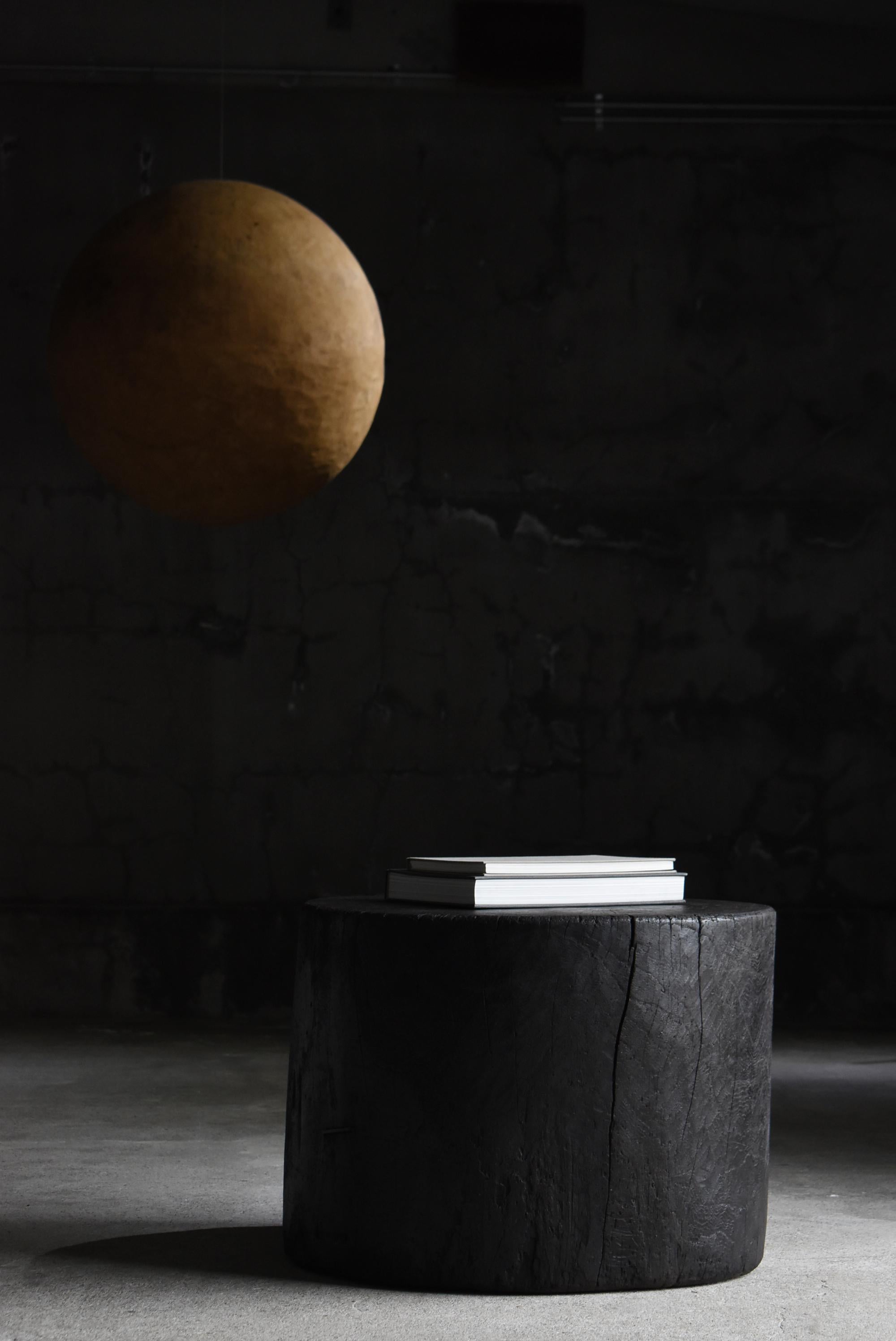 Il s'agit d'une table basse japonaise ancienne de style primitif, dont on pense qu'elle a été fabriquée pendant la période Meiji (1860-1900). Même après plus d'un siècle, il conserve une présence écrasante. Elle est puissamment sculptée dans un seul