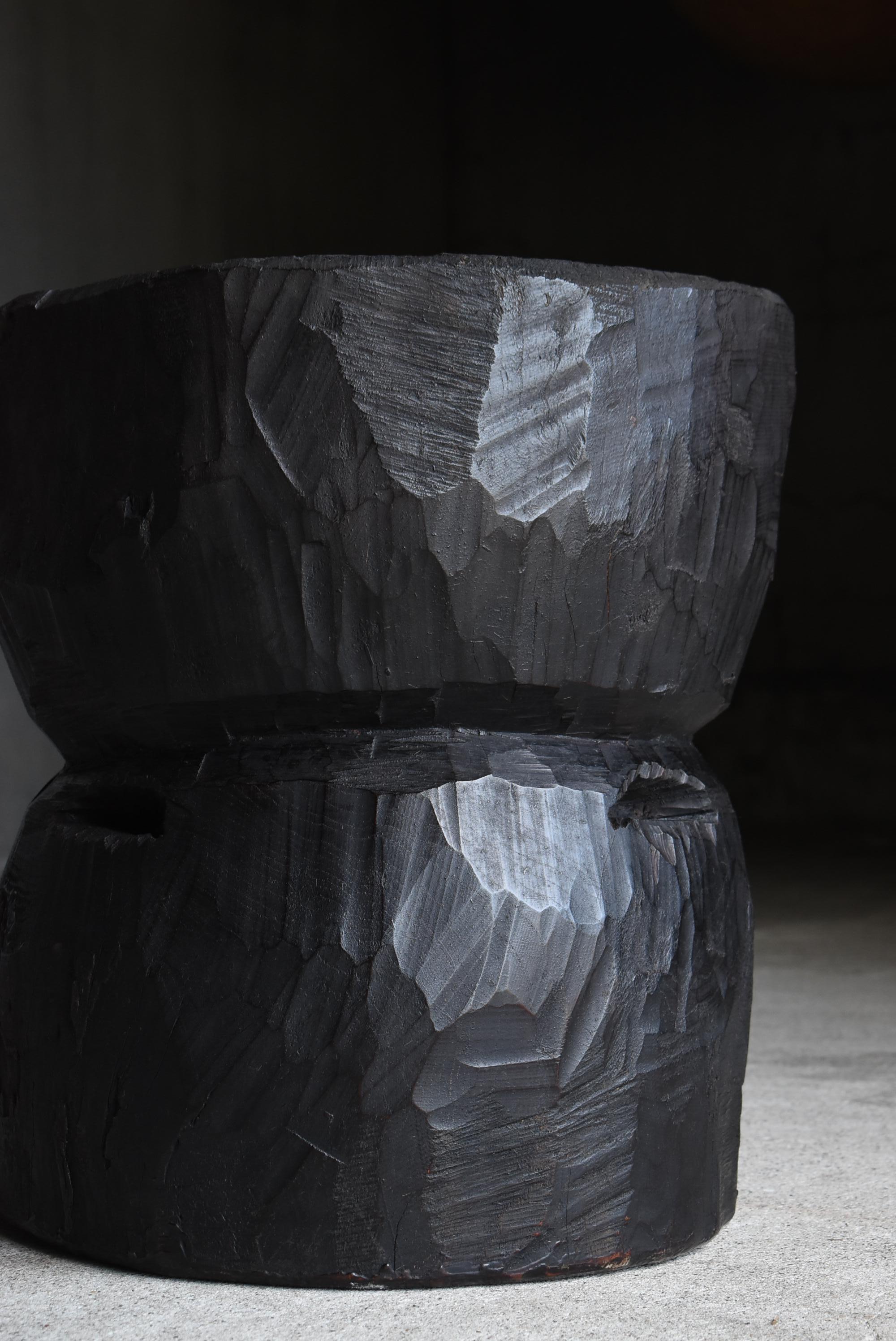 Travail du bois Table basse primitive japonaise ancienne 1860s-1900s / Table d'appoint Wabisabi en vente