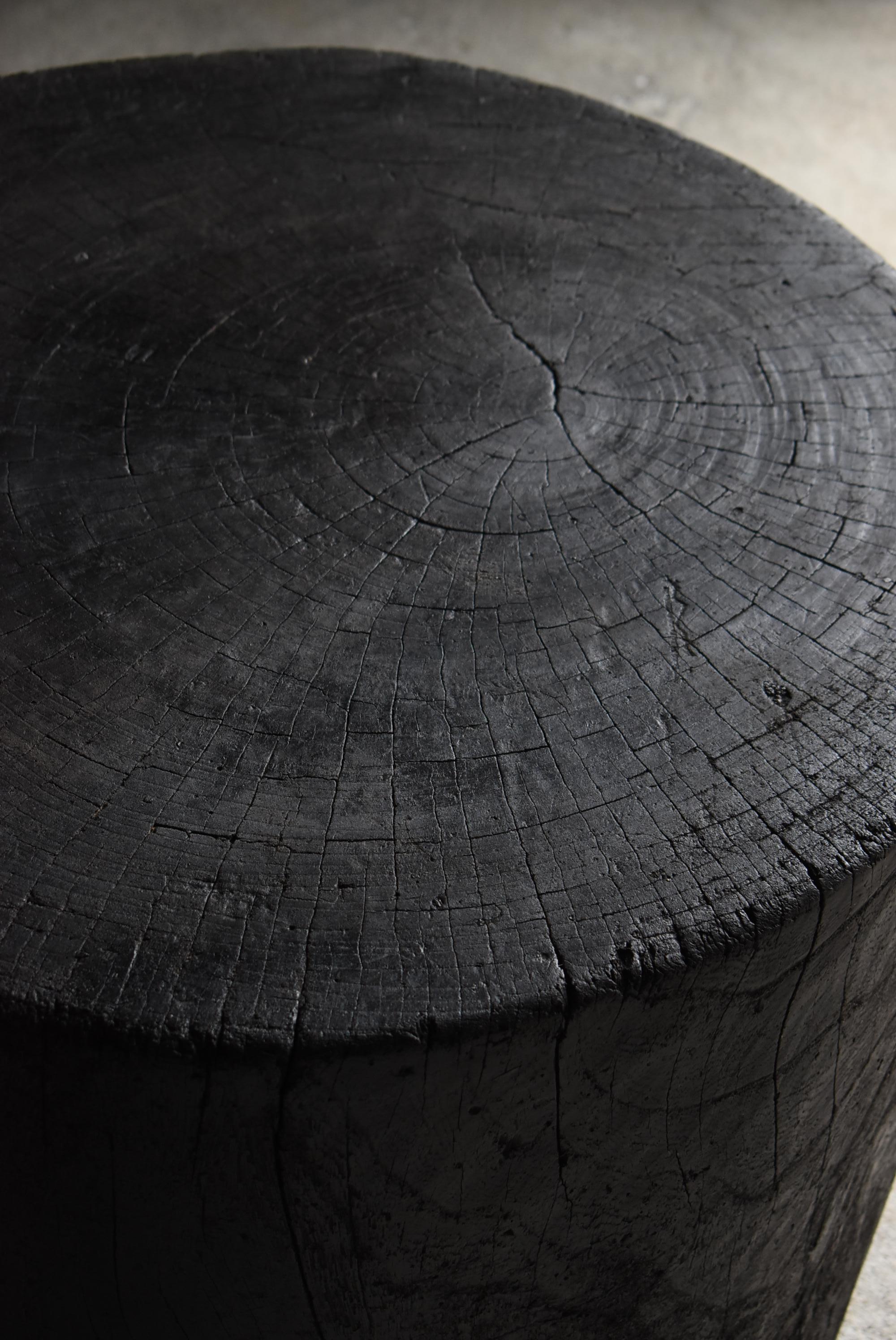 Travail du bois Table basse primitive japonaise ancienne 1860s-1900s / Table d'appoint Wabisabi en vente