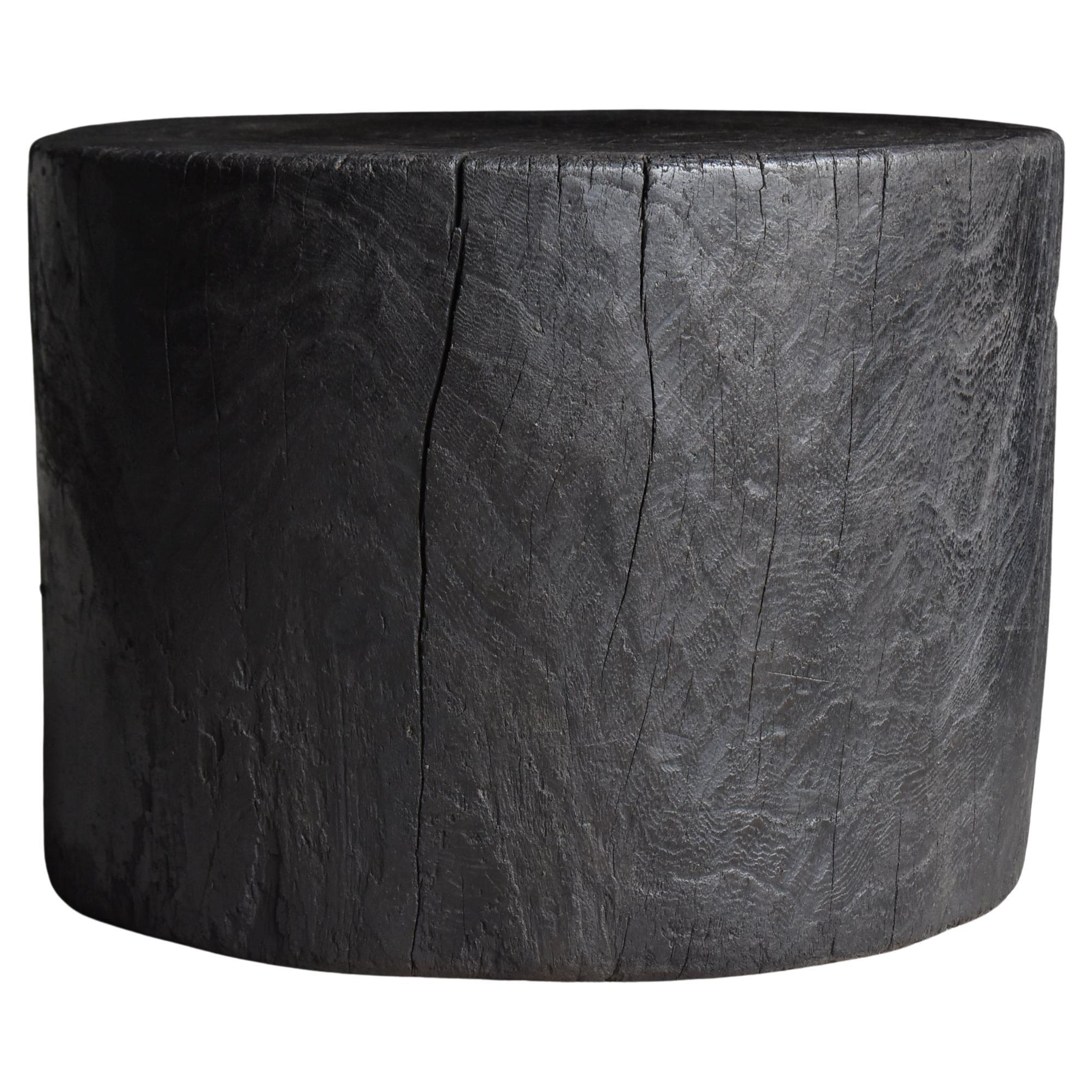 Table basse primitive japonaise ancienne 1860s-1900s / Table d
appoint Wabisabi en vente