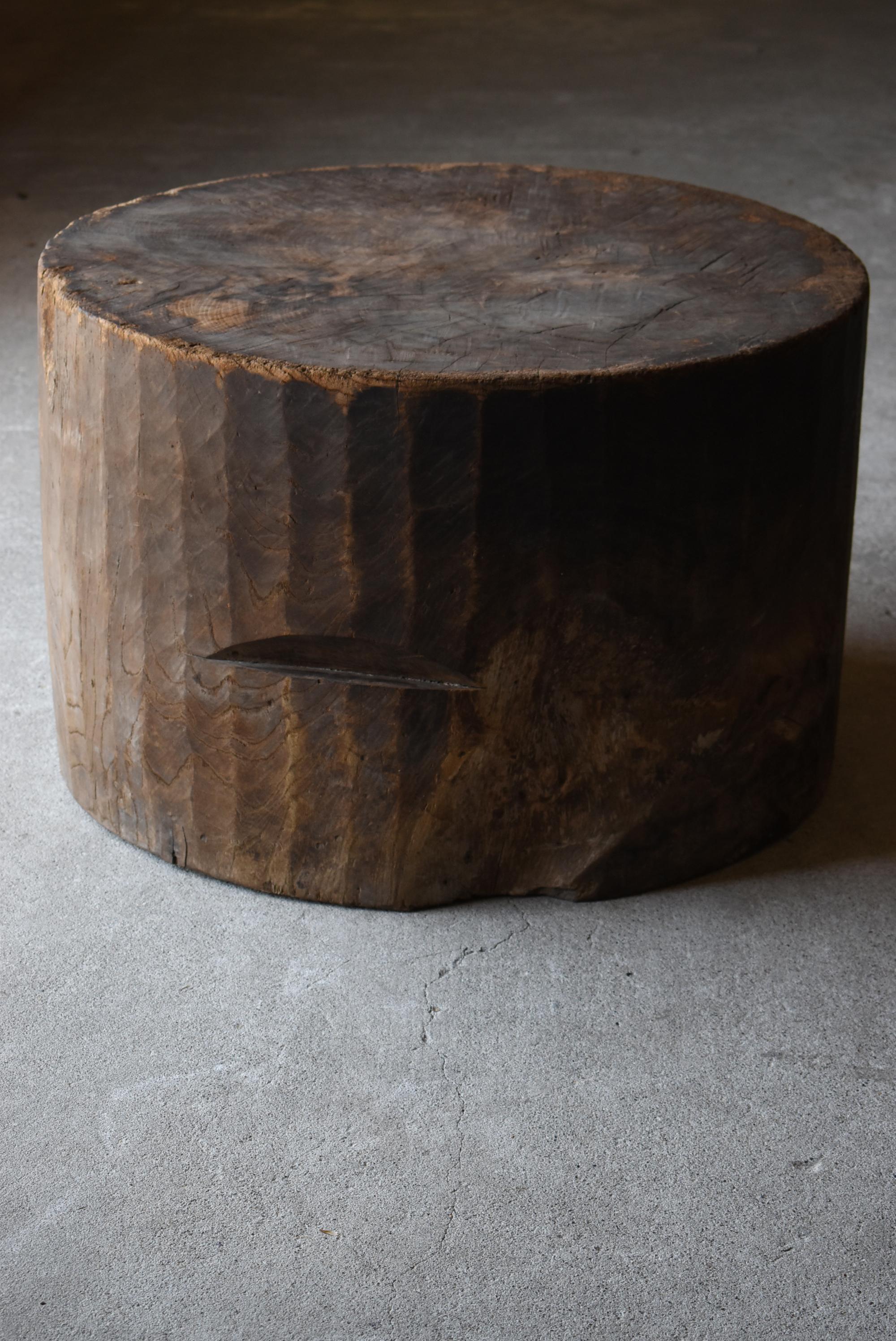 This old large coffee table is made from a huge Japanese stump.
It dates from the Meiji period (1860s-1900s).
The material is zelkova.
This size is very rare item.

It was carved from a large zelkova tree.
It is dynamic and has a unique