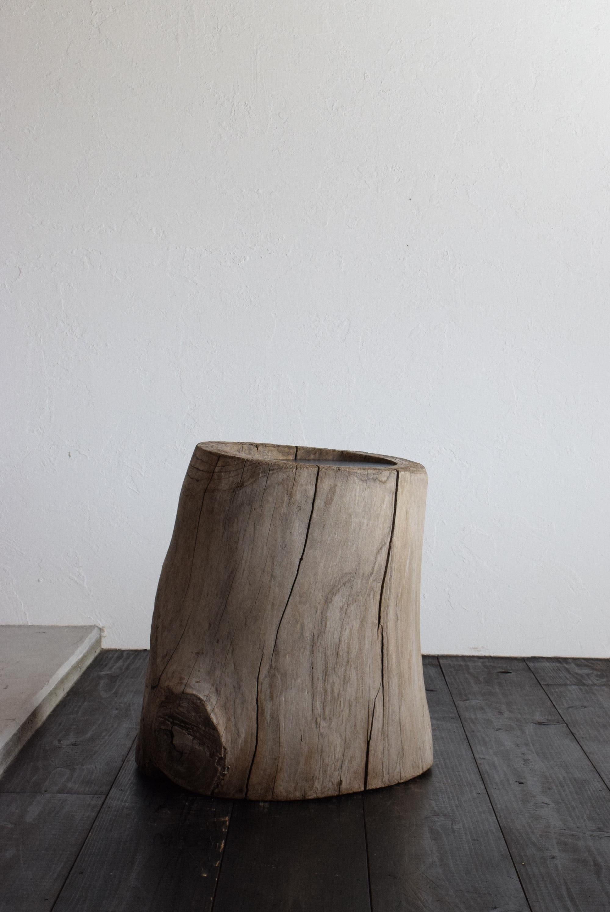 This is an Japanese stump coffee table. The material is zelkova. It was carved from a large zelkova tree. It is dynamic, powerful, and has a sense of presence. The grayish color and the grain of the zelkova wood are also very beautiful.

weight 26 kg