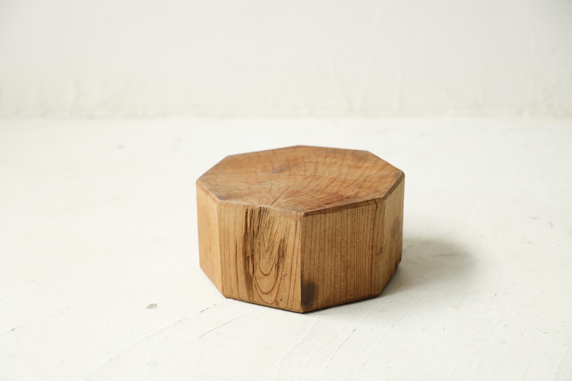 This is a Japanese display stand.
The Material is zelkova, a wood unique to Japan.
It is a very rare item.

It is finished by a craftsman using a plane.

The grain of the wood is elegant and beautiful.
The aged color of the wood is also