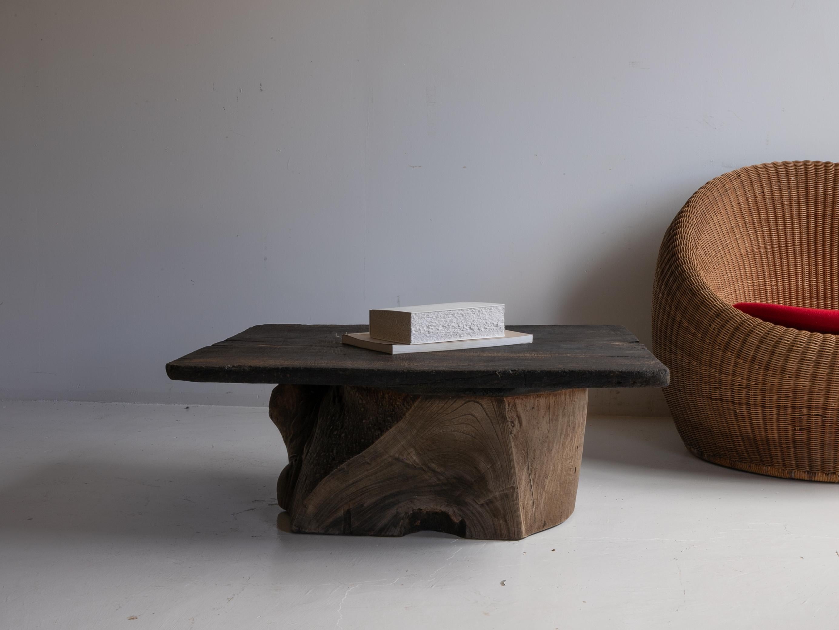 Il s'agit d'une très ancienne table basse fabriquée au Japon.
Sa conception est simple : il s'agit d'une simple plaque de bois placée sur une souche d'arbre.
Les matériaux utilisés pour le sommet et la base datent de la période Meiji (années