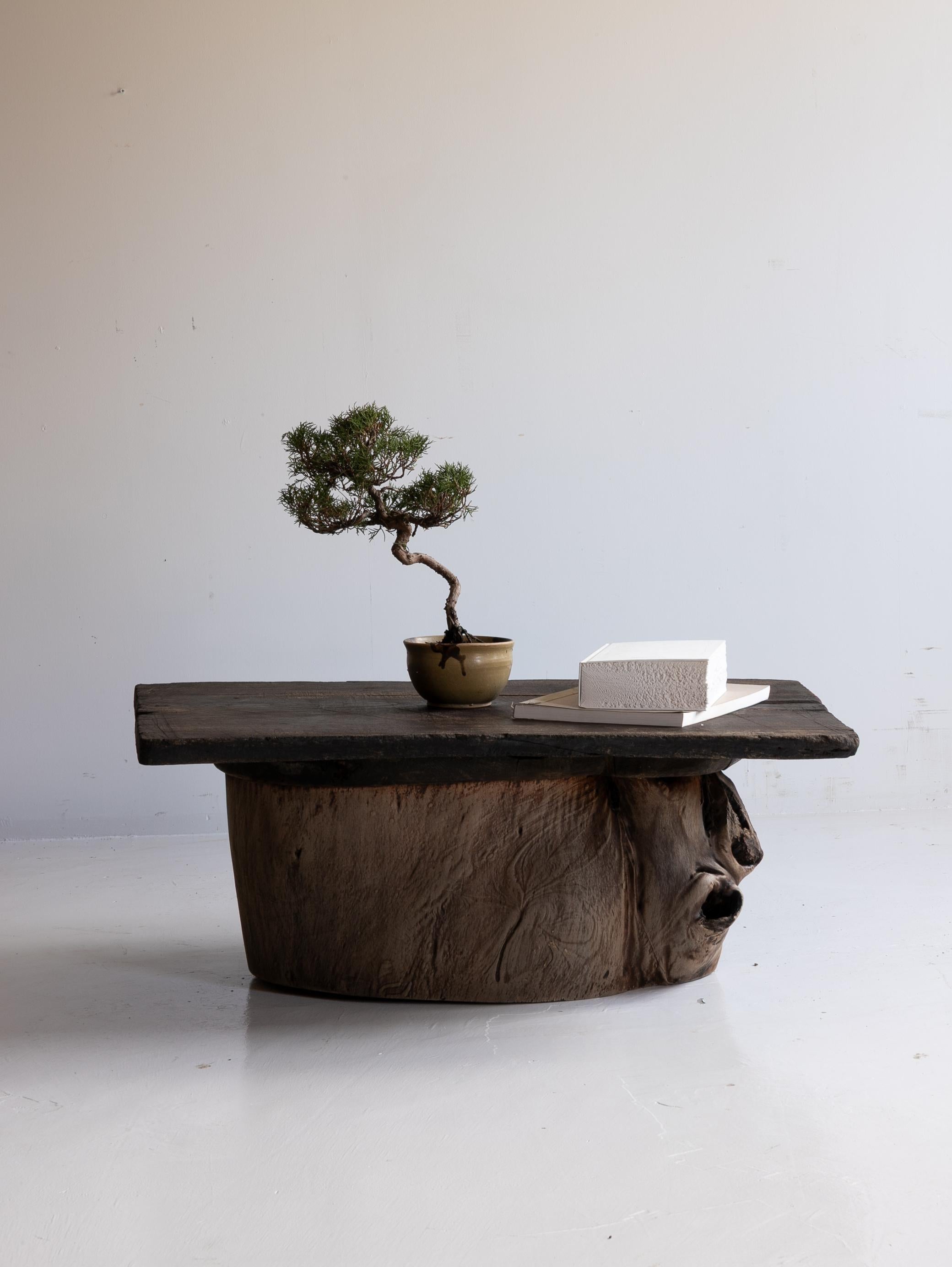 Japonais Table basse primitive japonaise des années 1860 à 1920 / Wabi Sabi en vente