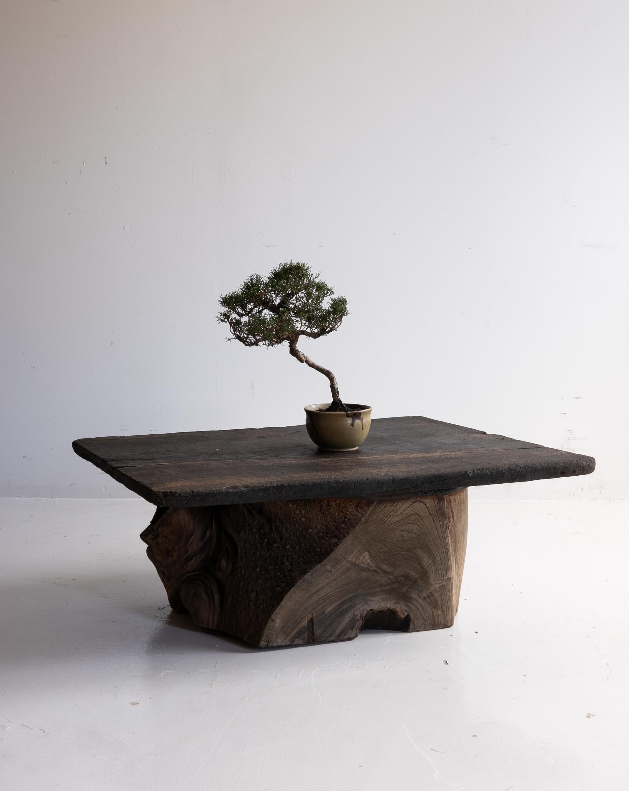 Travail du bois Table basse primitive japonaise des années 1860 à 1920 / Wabi Sabi en vente