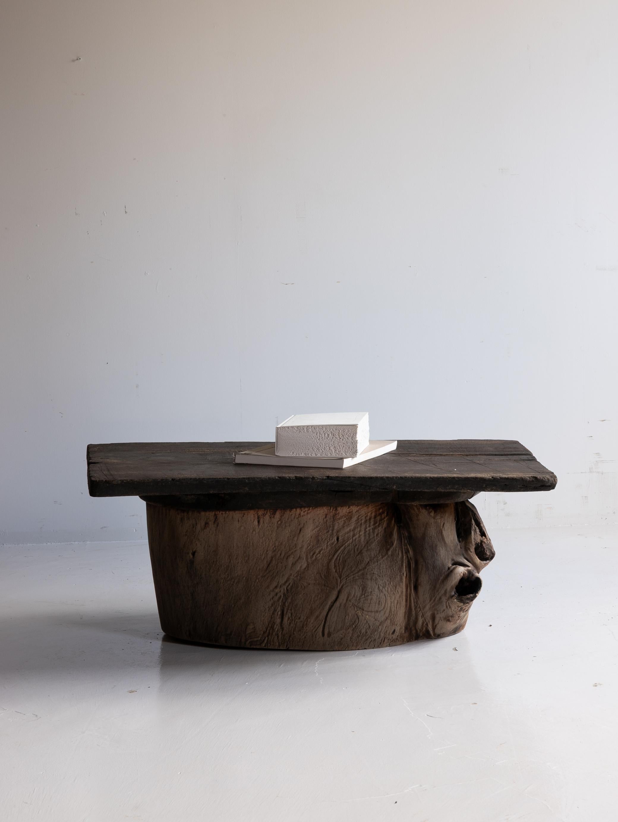 20ième siècle Table basse primitive japonaise des années 1860 à 1920 / Wabi Sabi en vente