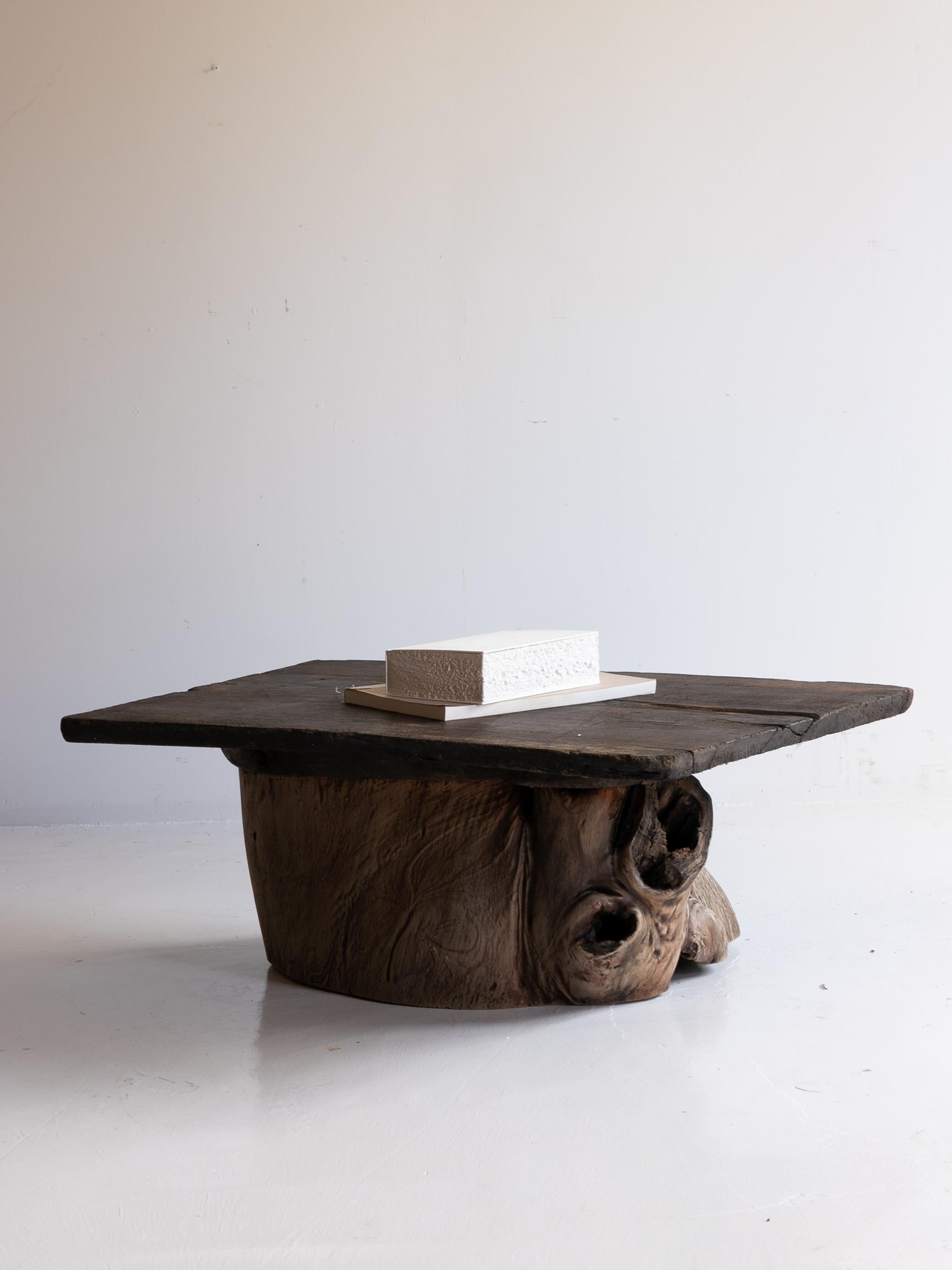 Châtaignier Table basse primitive japonaise des années 1860 à 1920 / Wabi Sabi en vente
