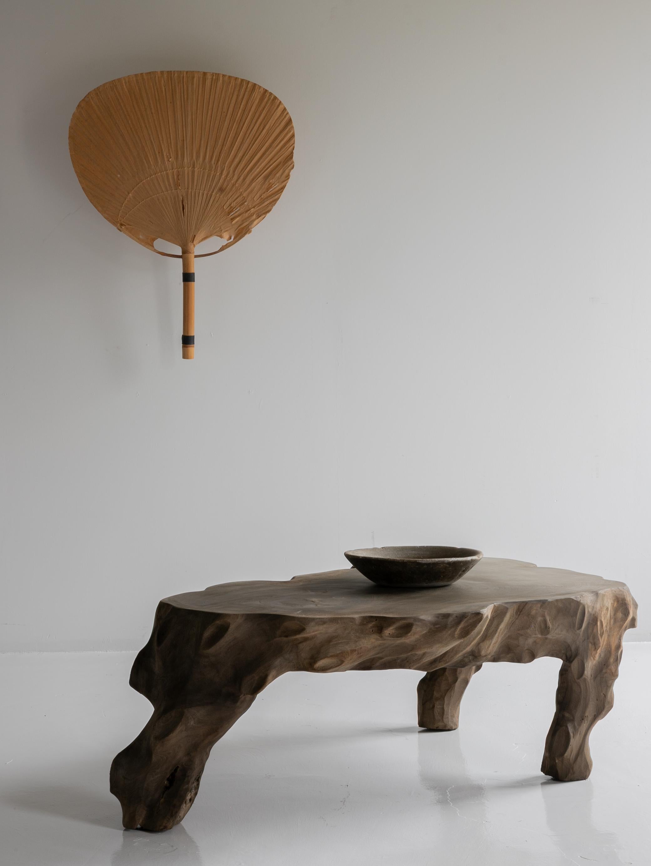 This is a Japanese primitive-style low table, believed to have been crafted in the early Showa period (circa 1900s–1940s).

It appears to be carved from a single large piece of zelkova wood.
The design highlights the natural form of the wood,