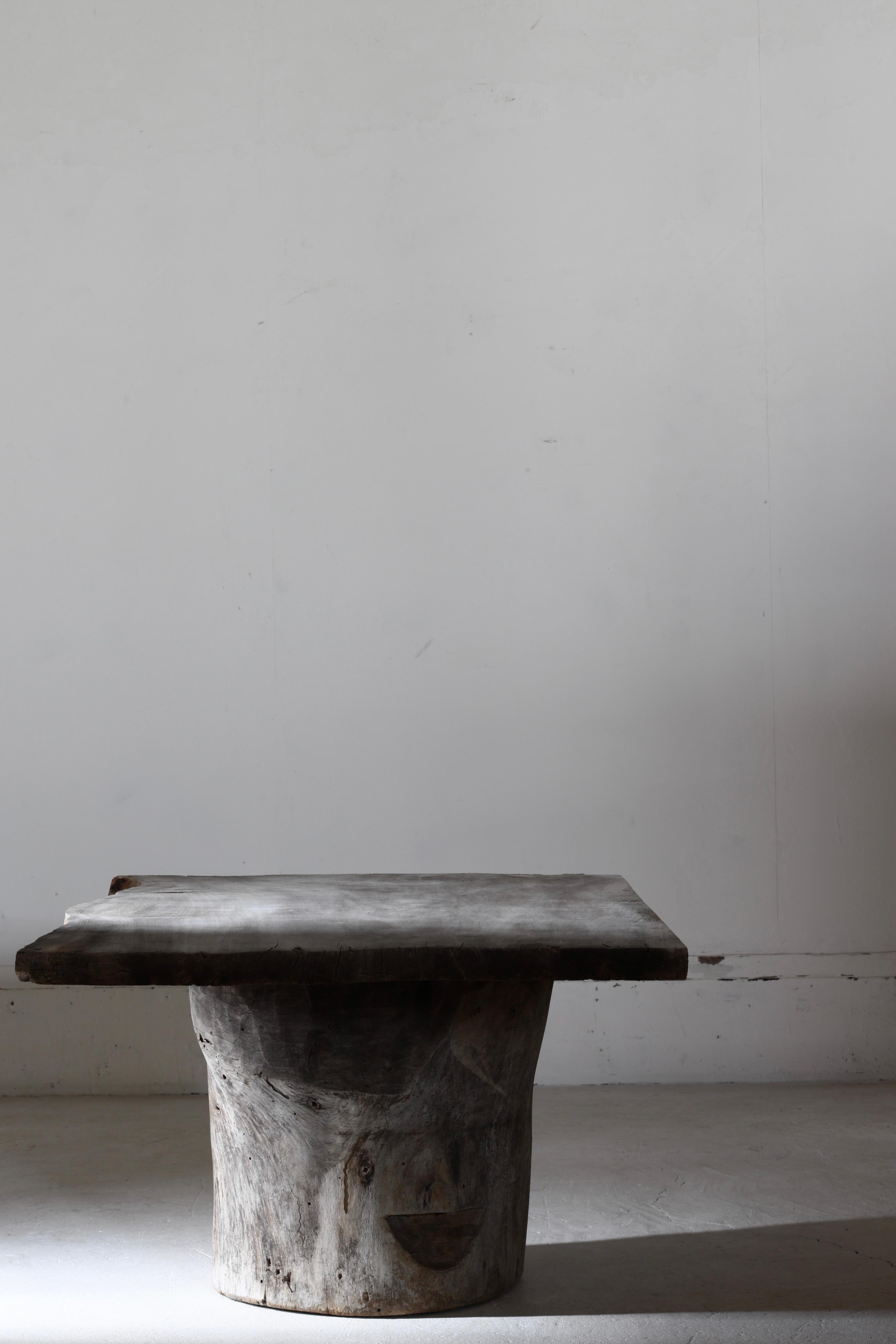 This is a coffee table that combines old Japanese trees.

The detailed tree species of the upper board is unknown, but it is thought to be a type of hardwood tree, and it naturally changes to gray due to aging. It is a primitive appearance that