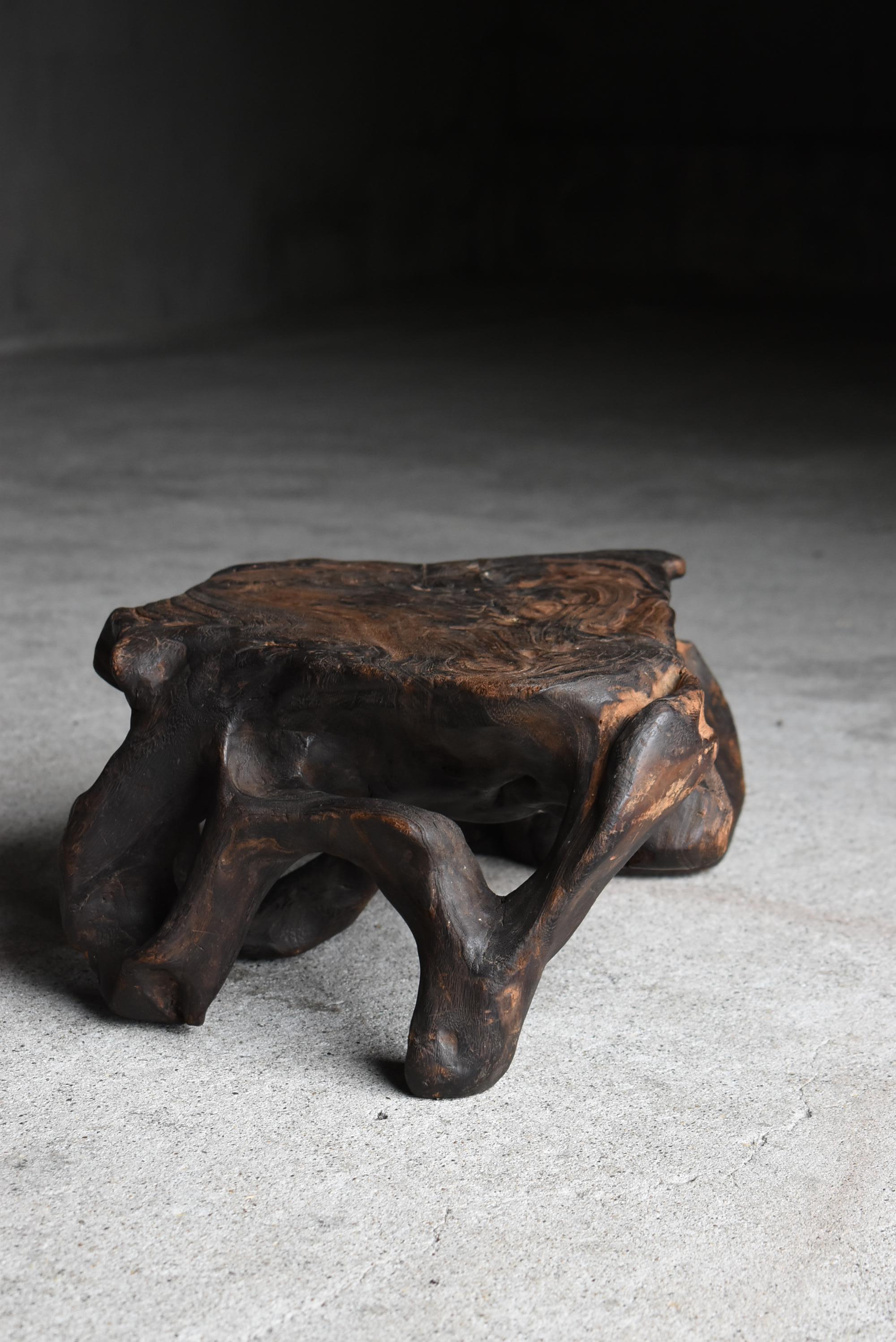 Japanischer antiker primitiver Beistellstuhl 1900er-1940er Jahre / Display Stand Wabi Sabi (20. Jahrhundert) im Angebot