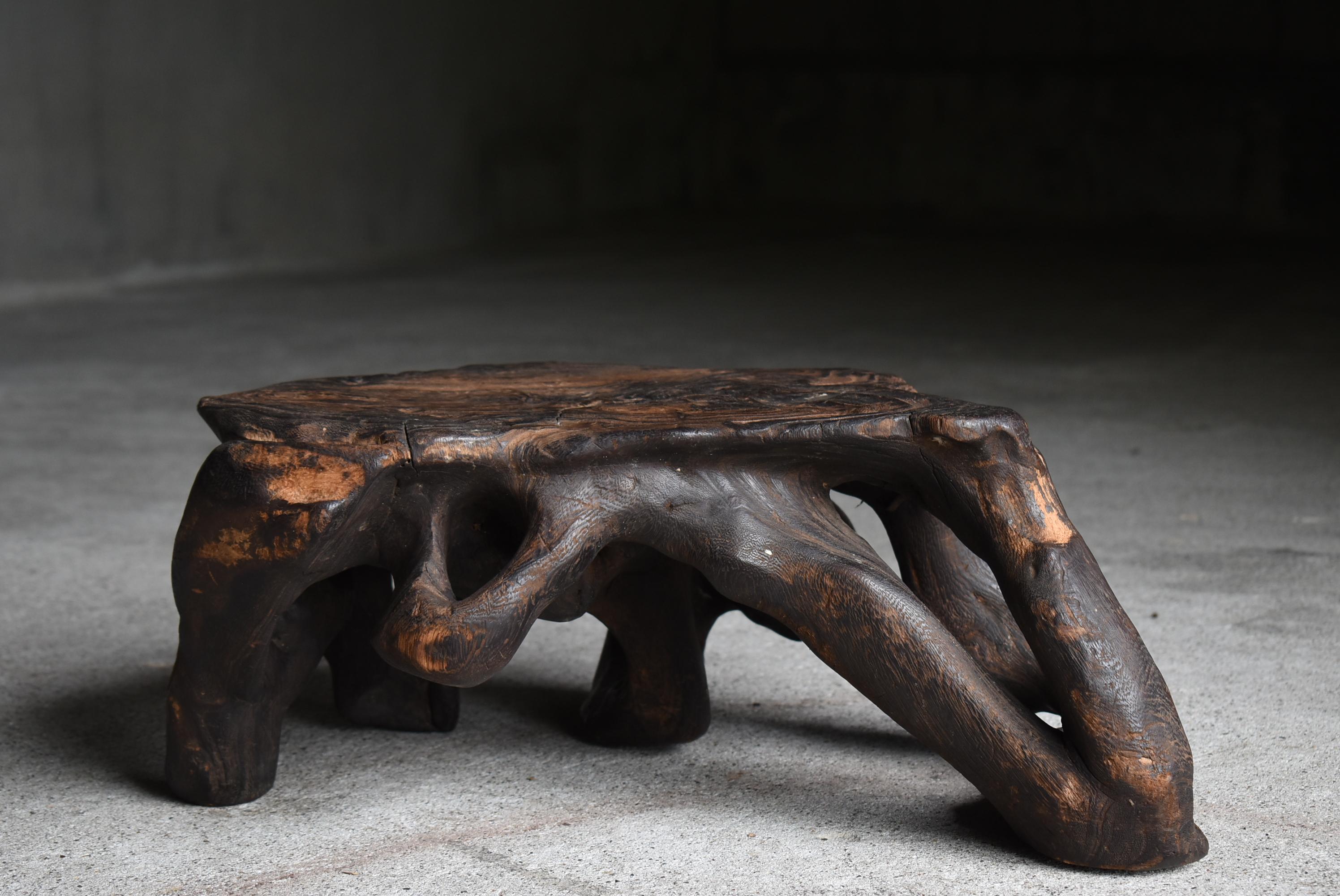 Japanischer antiker primitiver Beistellstuhl 1900er-1940er Jahre / Display Stand Wabi Sabi (Holz) im Angebot