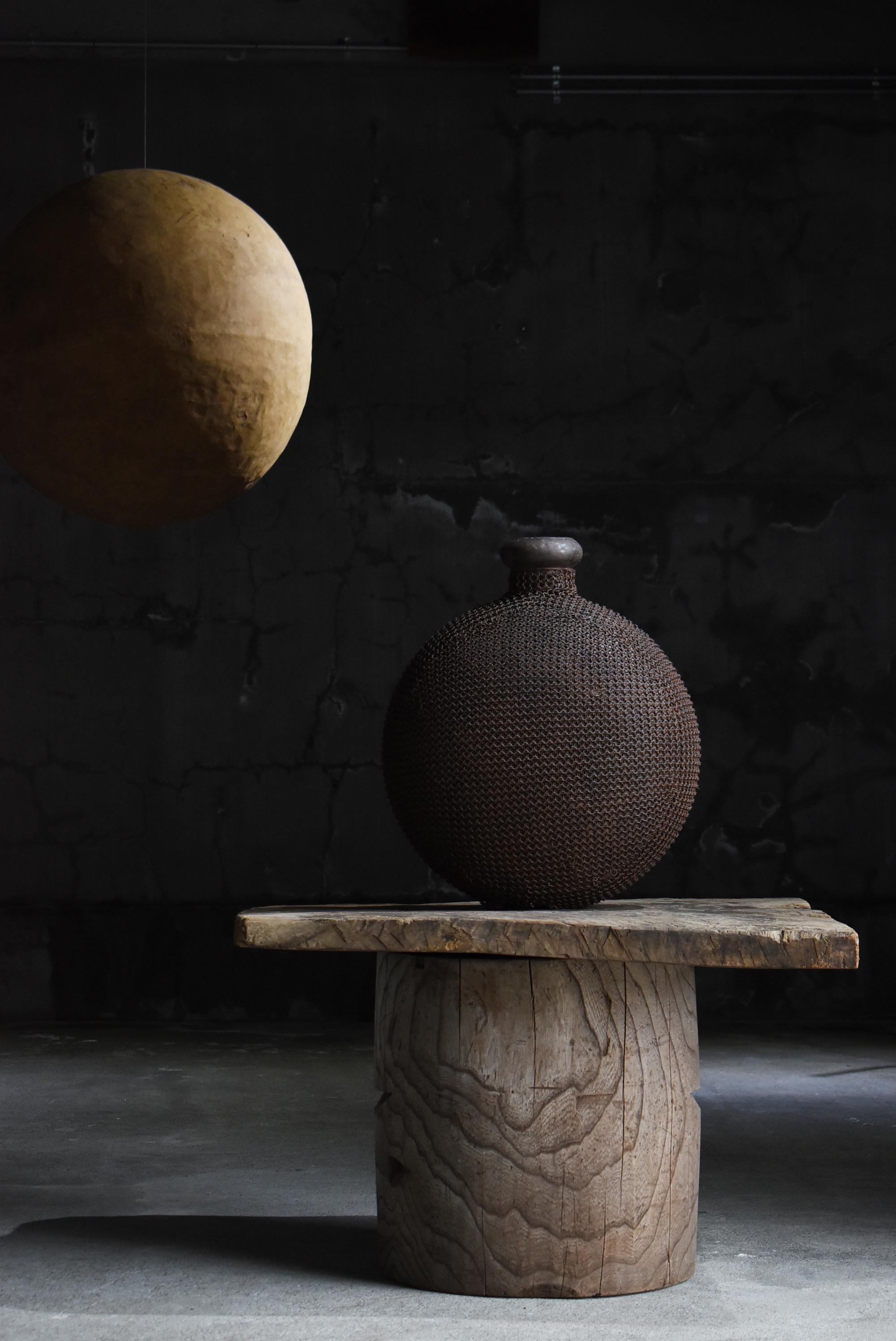 Il s'agit d'une ancienne table d'appoint japonaise de style primitif, datant de la période Meiji (1860-1900).
Utilisée à l'origine dans une ferme, cette pièce dégage toujours une présence imposante, même après plus d'un siècle.
Simple et beau, il