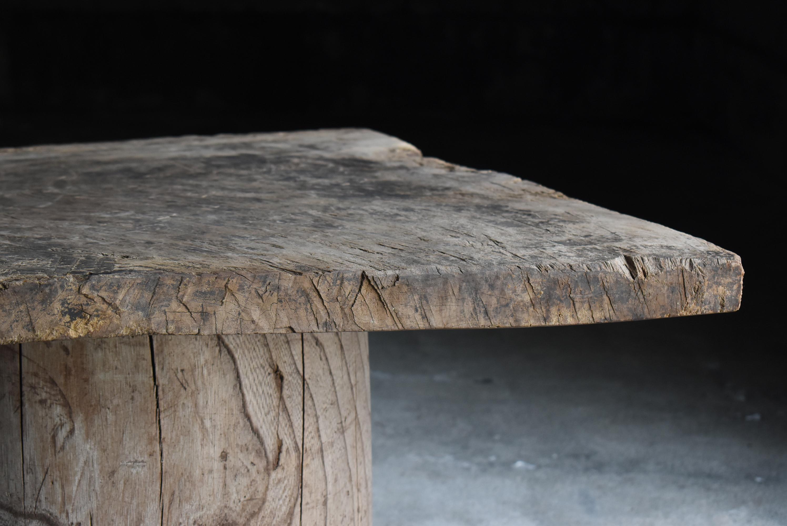 Travail du bois Table d'appoint primitive japonaise ancienne 1860s-1900s / Table basse Wabi Sabi en vente