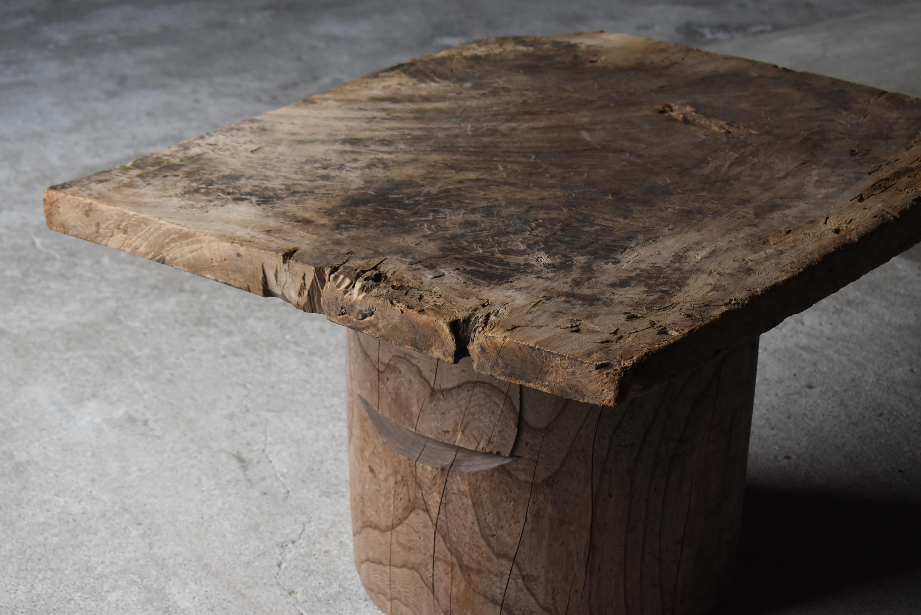 20ième siècle Table d'appoint primitive japonaise ancienne 1860s-1900s / Table basse Wabi Sabi en vente