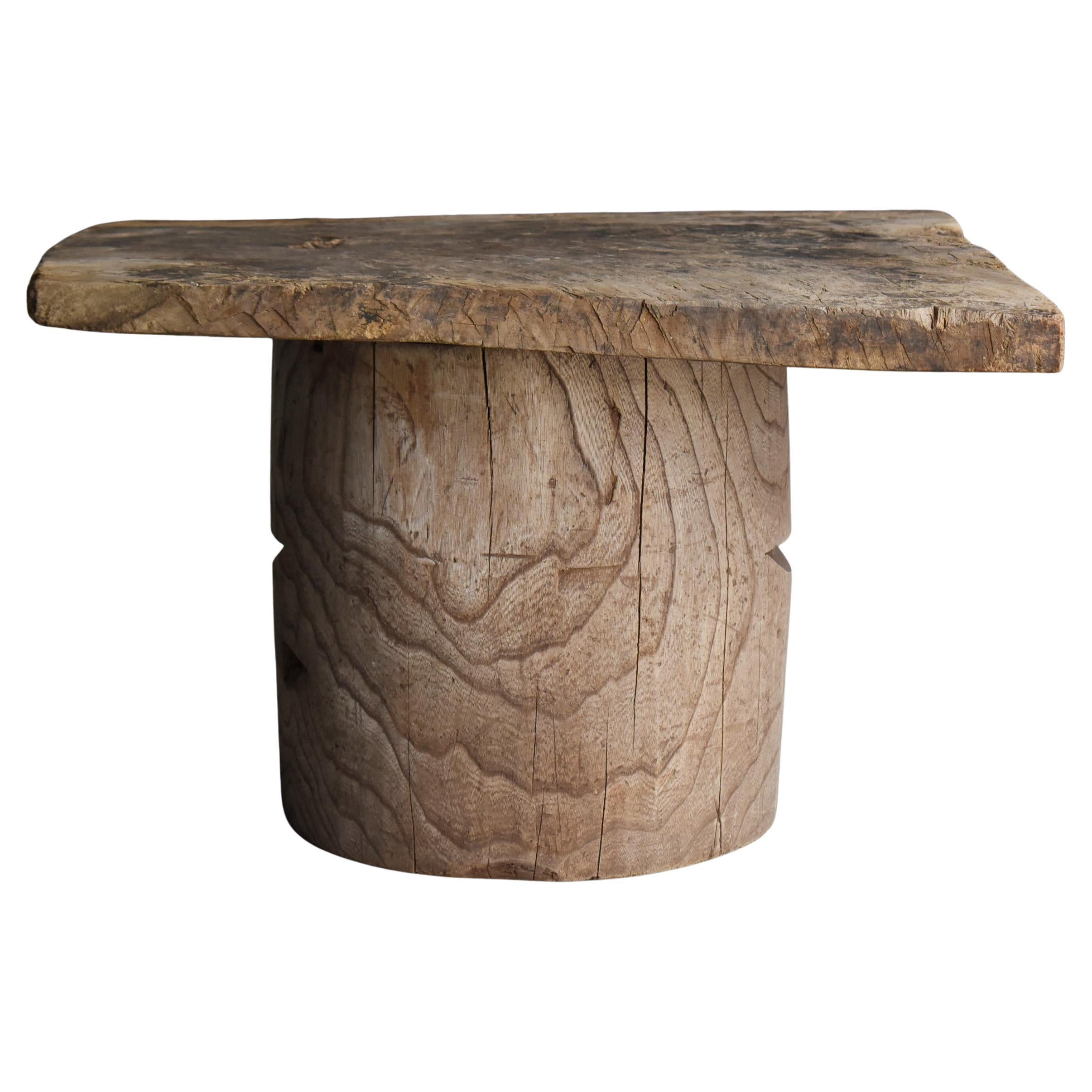 Table d'appoint primitive japonaise ancienne 1860s-1900s / Table basse Wabi Sabi en vente