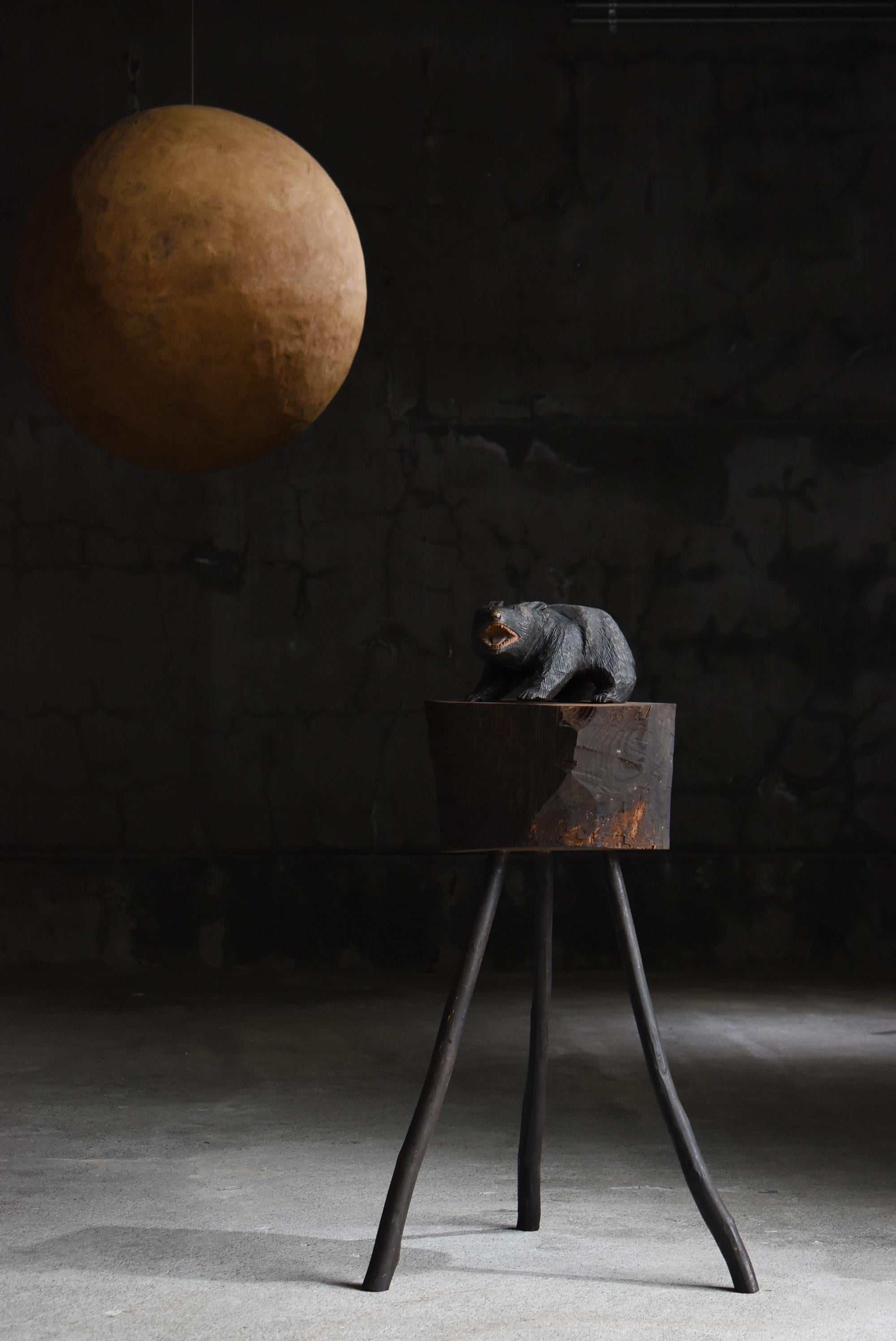This is an old Japanese primitive-style side table, believed to have been made during the Meiji period (1860s–1900s). It is a piece in which the strength of natural materials and a sense of rustic beauty coexist in perfect harmony.

The tabletop is