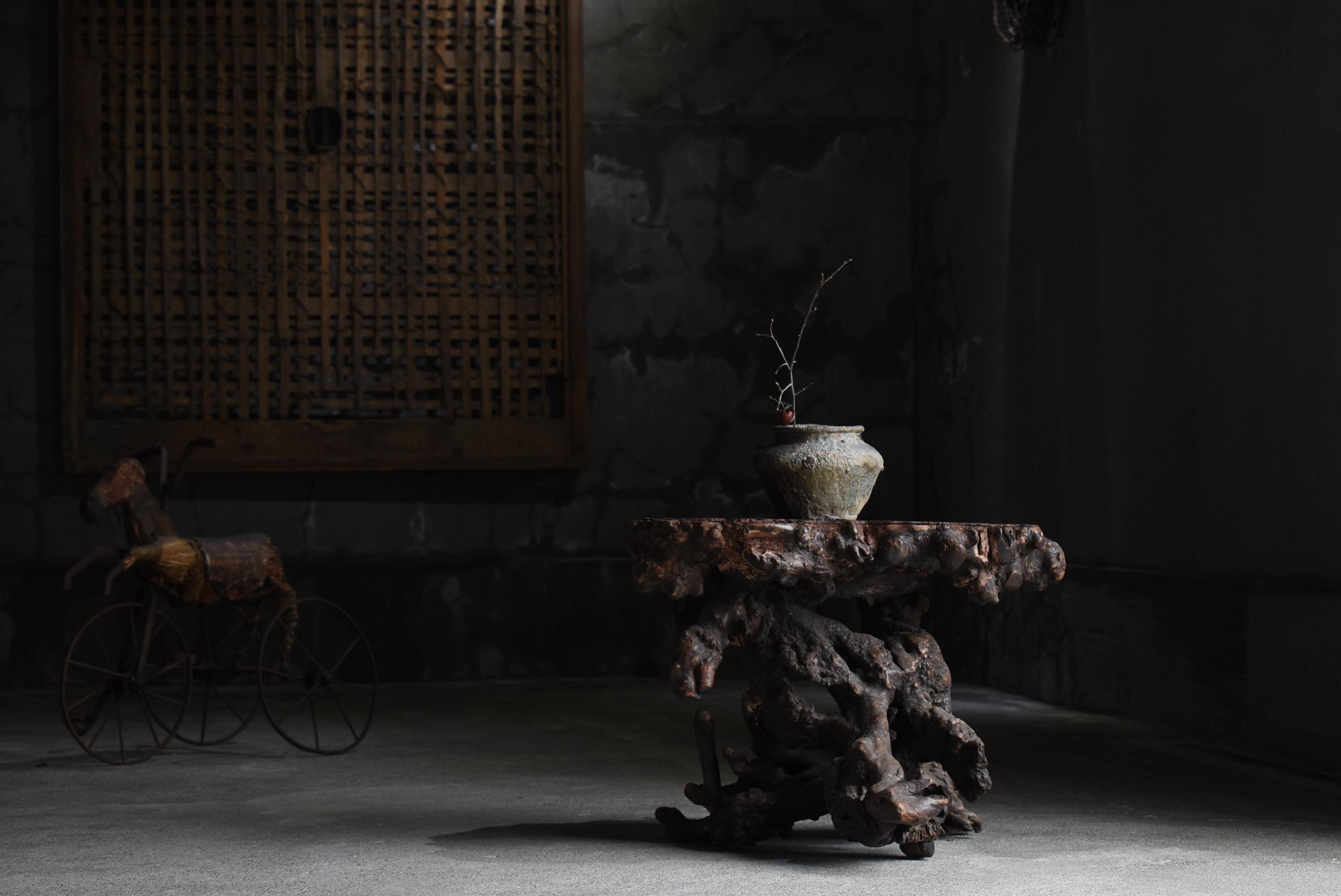 
Il s'agit d'une ancienne table d'appoint de style primitif fabriquée au Japon.
Ces meubles ont été fabriqués pendant la période Meiji (1860-1920).

Vous pouvez sentir la force du bois naturel, ce qui n'est pas le cas des meubles ordinaires.
Il a
