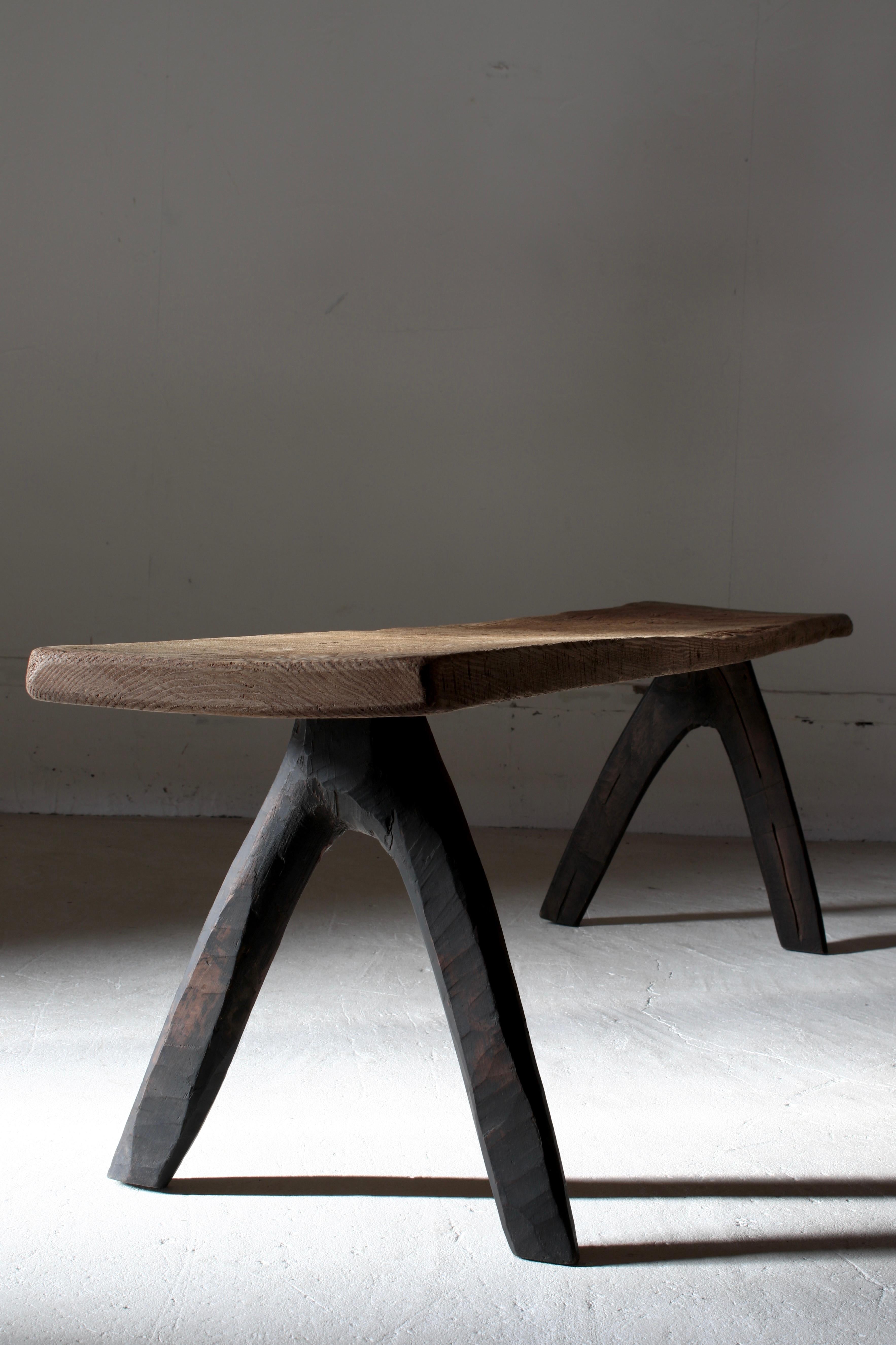 This is a table that combines old Japanese trees and farm tools.

The top plate is made of chestnuts.
The tree of the leg is unknown, but it is made by hand-carving of very hard wood.

Natural color changes over time have a unique expression that